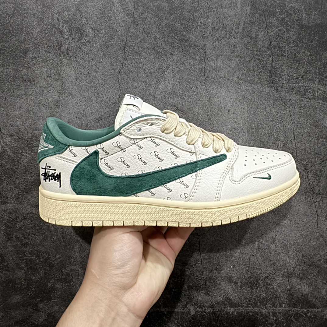 【定制版】Travis Scott x Fragment Design x Air Jordan 1 Low OG SP AJ1 乔1 斯图西联名米绿生胶 低帮文化休闲板鞋 YQ2088-669rnn多方联名合作融合了Travis Scott 独特的音乐风格，藤原浩个性的设计风格以及Jordan品牌的经典元素 使其成为一双具有独特身份和价值的鞋子 清新而立体的外观加上联名标识更突出了其独特身份 这种配色方案显示出活力和时尚感 在视觉上引人注目  鞋身的质感和细腻的细节处理使其显得高端而格调十足  这款“倒钩”联名是设计与创意完美结合  融合多方的个性风格是一款备受瞩目的潮流鞋款r 尺码：36 36.5 37.5 38 38.5 39 40 40.5 41 42 42.5 43 44 44.5 45  编码：HXS320340-鞋库