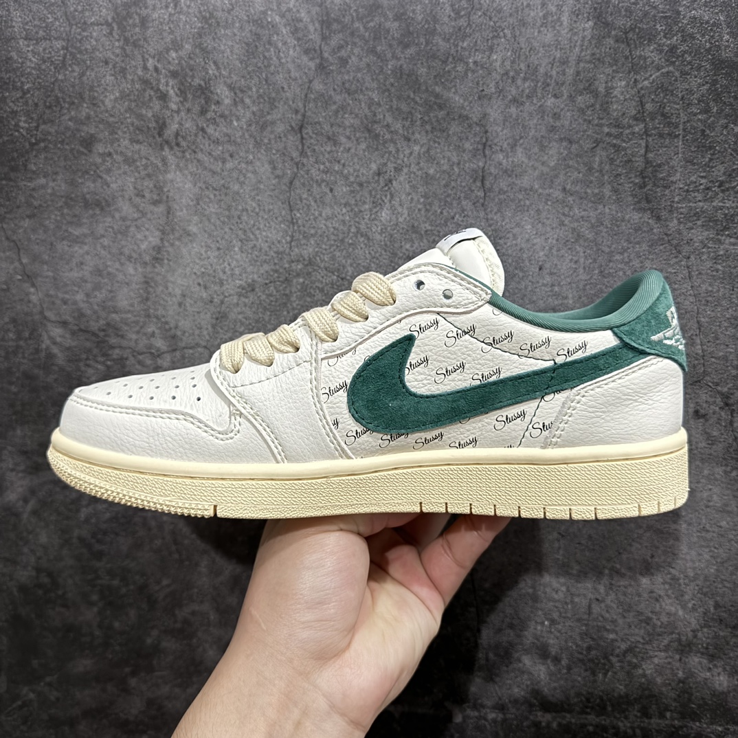 图片[2]-【定制版】Travis Scott x Fragment Design x Air Jordan 1 Low OG SP AJ1 乔1 斯图西联名米绿生胶 低帮文化休闲板鞋 YQ2088-669rnn多方联名合作融合了Travis Scott 独特的音乐风格，藤原浩个性的设计风格以及Jordan品牌的经典元素 使其成为一双具有独特身份和价值的鞋子 清新而立体的外观加上联名标识更突出了其独特身份 这种配色方案显示出活力和时尚感 在视觉上引人注目  鞋身的质感和细腻的细节处理使其显得高端而格调十足  这款“倒钩”联名是设计与创意完美结合  融合多方的个性风格是一款备受瞩目的潮流鞋款r 尺码：36 36.5 37.5 38 38.5 39 40 40.5 41 42 42.5 43 44 44.5 45  编码：HXS320340-鞋库