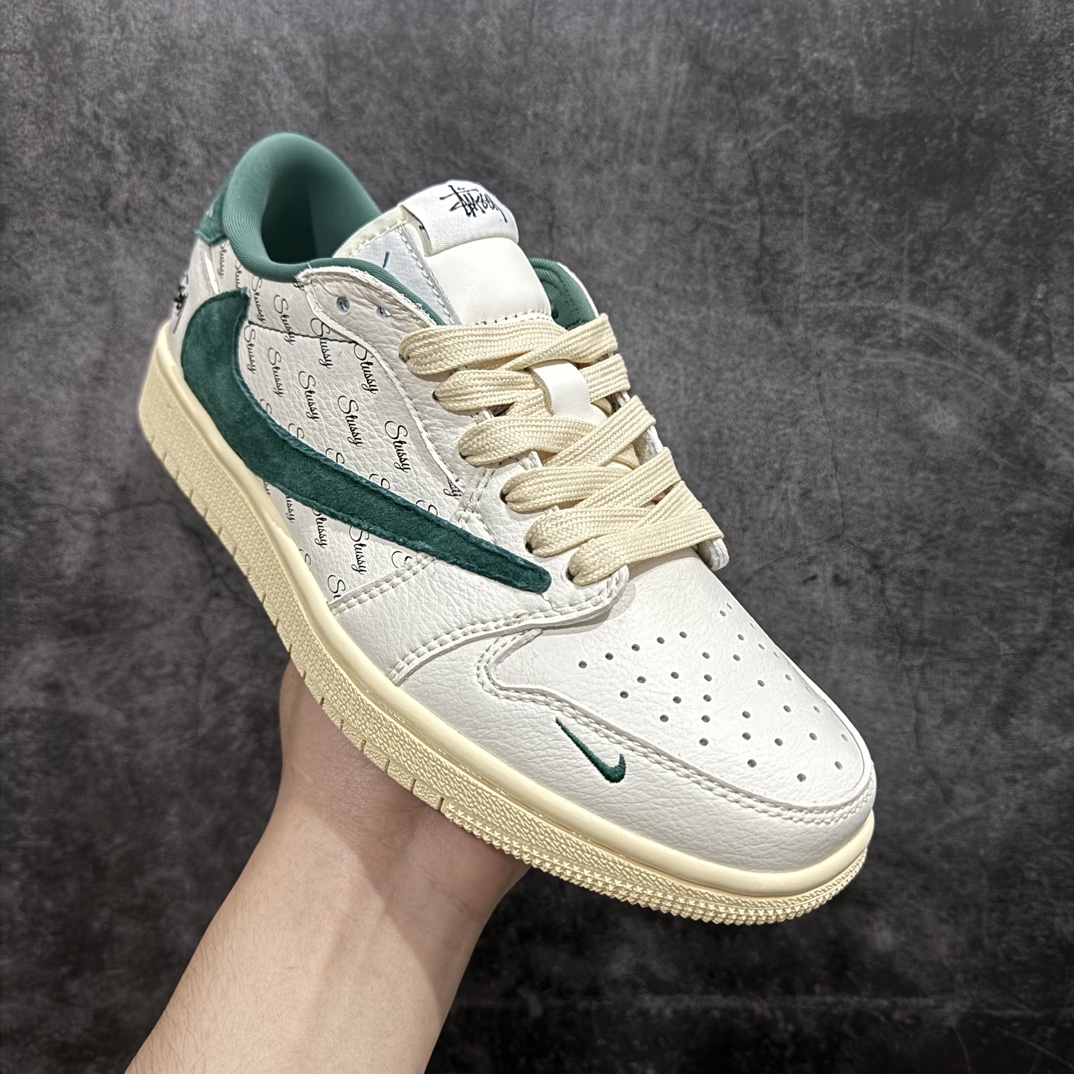 图片[3]-【定制版】Travis Scott x Fragment Design x Air Jordan 1 Low OG SP AJ1 乔1 斯图西联名米绿生胶 低帮文化休闲板鞋 YQ2088-669rnn多方联名合作融合了Travis Scott 独特的音乐风格，藤原浩个性的设计风格以及Jordan品牌的经典元素 使其成为一双具有独特身份和价值的鞋子 清新而立体的外观加上联名标识更突出了其独特身份 这种配色方案显示出活力和时尚感 在视觉上引人注目  鞋身的质感和细腻的细节处理使其显得高端而格调十足  这款“倒钩”联名是设计与创意完美结合  融合多方的个性风格是一款备受瞩目的潮流鞋款r 尺码：36 36.5 37.5 38 38.5 39 40 40.5 41 42 42.5 43 44 44.5 45  编码：HXS320340-鞋库