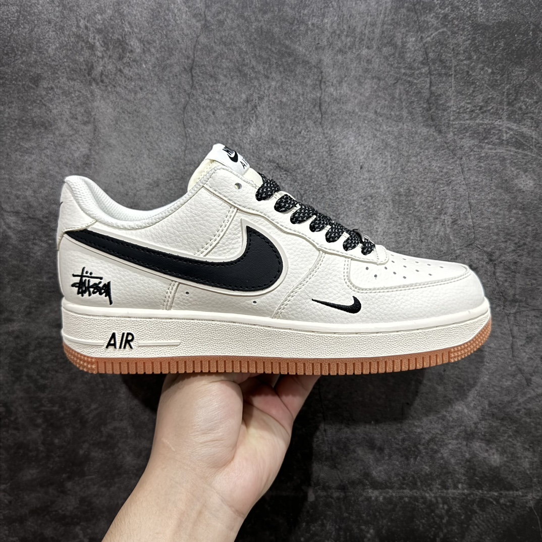 【定制版】Nk Air Force 1\’07 Low 斯图西联名-米黑生胶 空军一号低帮休闲板鞋 XZ5688-001rn原楦头原纸板 原装鞋盒 定制五金配件 内置全掌气垫 原厂鞋底 rn 尺码：36 36.5 37.5 38 38.5 39 40 40.5 41 42 42.5 43 44 44.5 45  编码：HXS310320-鞋库