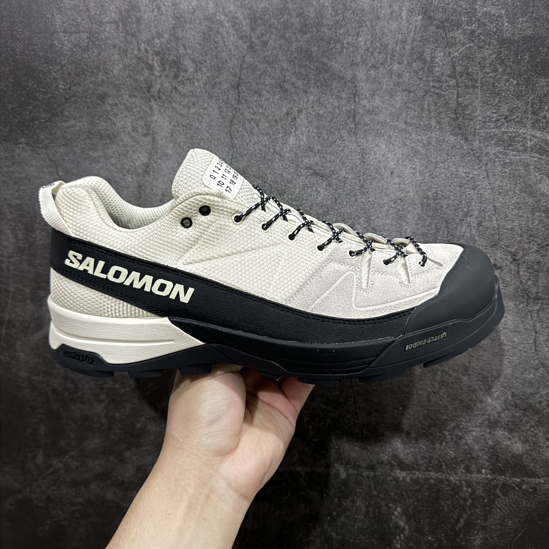 【莞产纯原】Salomon 𝐱 MM6萨洛蒙联名马吉拉 X-Alp系列 情侣款 户外 休闲 运动鞋nn原版购入开发 做货 这款由MM6全新演绎的X-AIp专注于其空气动力学的外观上，标志性白色与奶油色带来都市风格。n鞋舌上的MM6 数字标志就像一枚手工印章，与SALOMON大胆而高科技的LOGO相得益彰。n另一双则以纯粹的黑色打造，突出富质感的细节，标志性运动鞋被提炼为新的都市经典 为 SALOMON带来静谧气息 配送专柜精美包装nn面料:   原版进口牛皮+透气网面 内里：原版进口透气网里 鞋底：原版开模防滑橡胶大底n底厚：4CMnSize:   #女款35-40 / #男款39-45（45订做不退换） 编码：BY390430-莆田鞋批发中心