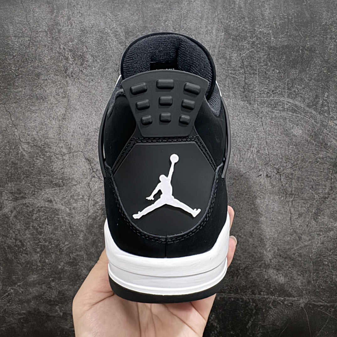 图片[4]-【GX/美版绿x】Air Jordan AJ4 Retro 白黑雷公 FQ8138-001nn圈内最强四代 独家外贸特供尺码含 45.5 49.5 50.5 耗时半年巨作 全套原纸板楦头开发 原厂特供皮料加持 确保原汁原味 完美呈现四代版型 一比一鞋头弧度高度鞋身弧度 数据细节工艺流程均保持原鞋一致 原厂TPU网格鞋带扣 正确内里网布 菱角分明不变形无多余毛边 柔软性质感一致于原鞋 市场唯一原厂鞋扣模具 背面可见隐藏注塑口 原厂织唛标 原厂飞人电绣工艺 尾指中部跳三针 独家绑鞋带手法 印刷中底布 四线拉帮 米色美纹纸贴合固定 进口港宝加持 后跟自然饱满 全鞋荧光划线卡点 追求极致完美 每一双都是工艺品 多重QC质检 超越公司货的品控标准 实实在在的免检产品  尺码：40 40.5 41 42 42.5 43 44 44.5 45 45.5 46 47.5 48.5 49.5 50.5 编码：T500520-鞋库