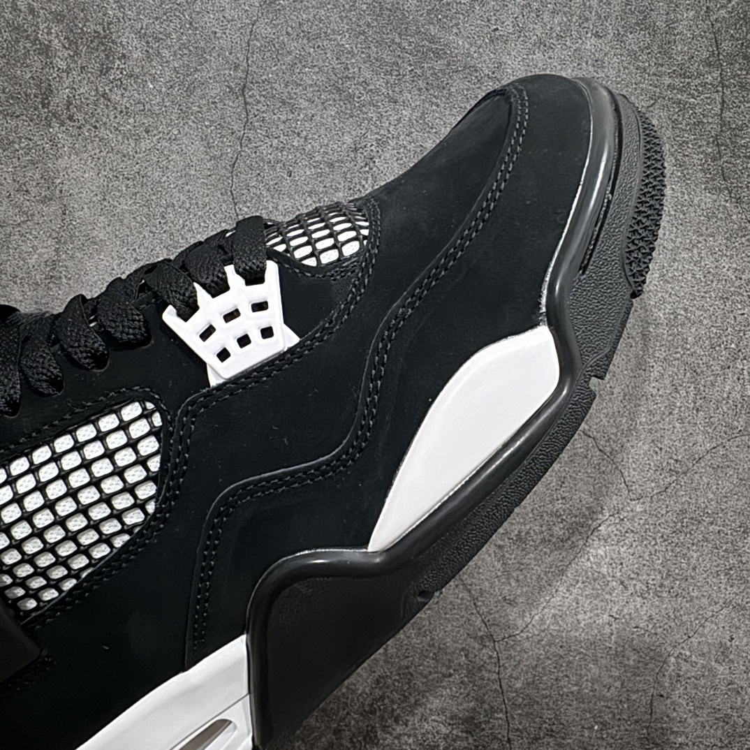 图片[6]-【GX/美版绿x】Air Jordan AJ4 Retro 白黑雷公 FQ8138-001nn圈内最强四代 独家外贸特供尺码含 45.5 49.5 50.5 耗时半年巨作 全套原纸板楦头开发 原厂特供皮料加持 确保原汁原味 完美呈现四代版型 一比一鞋头弧度高度鞋身弧度 数据细节工艺流程均保持原鞋一致 原厂TPU网格鞋带扣 正确内里网布 菱角分明不变形无多余毛边 柔软性质感一致于原鞋 市场唯一原厂鞋扣模具 背面可见隐藏注塑口 原厂织唛标 原厂飞人电绣工艺 尾指中部跳三针 独家绑鞋带手法 印刷中底布 四线拉帮 米色美纹纸贴合固定 进口港宝加持 后跟自然饱满 全鞋荧光划线卡点 追求极致完美 每一双都是工艺品 多重QC质检 超越公司货的品控标准 实实在在的免检产品  尺码：40 40.5 41 42 42.5 43 44 44.5 45 45.5 46 47.5 48.5 49.5 50.5 编码：T500520-鞋库