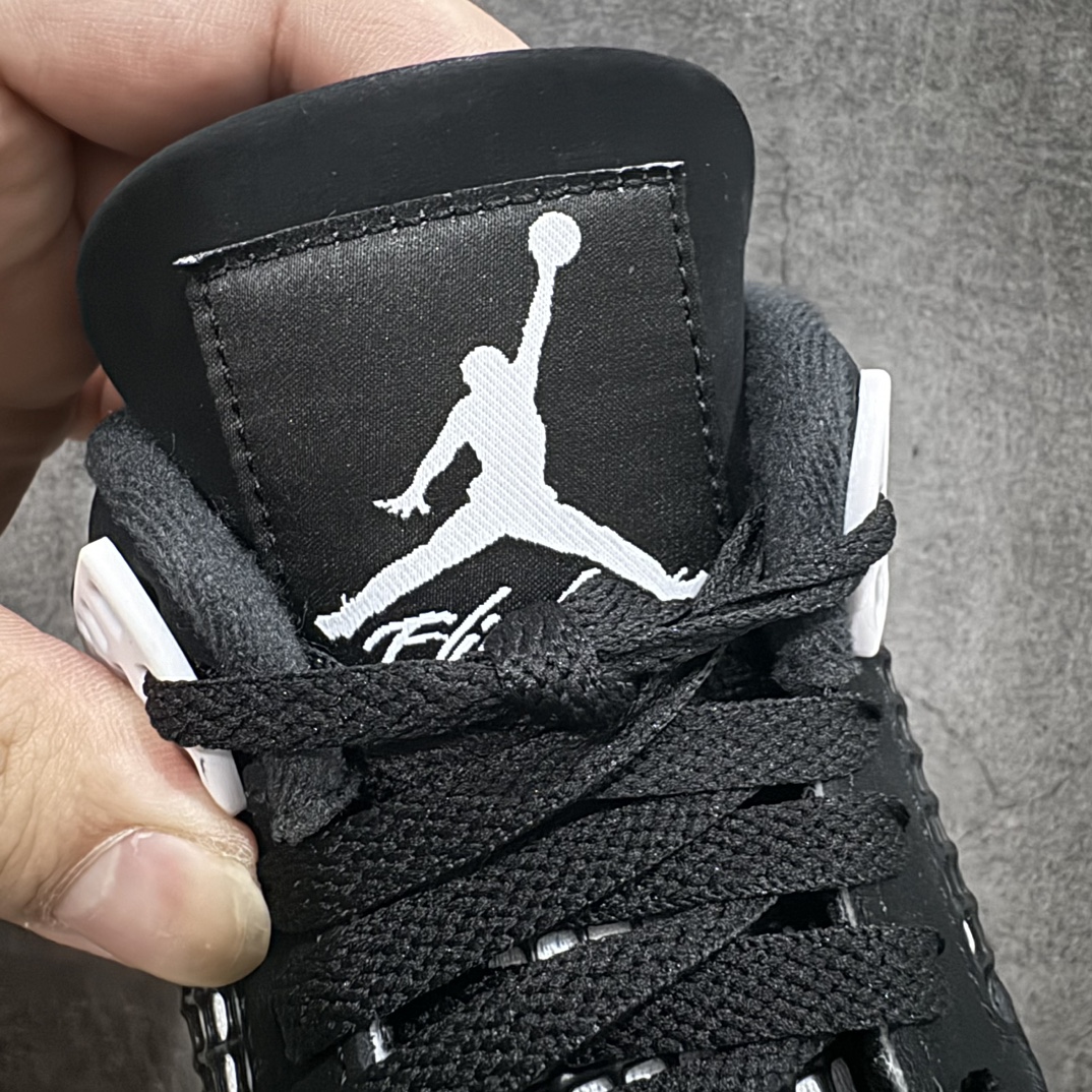 图片[7]-【GX/美版绿x】Air Jordan AJ4 Retro 白黑雷公 FQ8138-001nn圈内最强四代 独家外贸特供尺码含 45.5 49.5 50.5 耗时半年巨作 全套原纸板楦头开发 原厂特供皮料加持 确保原汁原味 完美呈现四代版型 一比一鞋头弧度高度鞋身弧度 数据细节工艺流程均保持原鞋一致 原厂TPU网格鞋带扣 正确内里网布 菱角分明不变形无多余毛边 柔软性质感一致于原鞋 市场唯一原厂鞋扣模具 背面可见隐藏注塑口 原厂织唛标 原厂飞人电绣工艺 尾指中部跳三针 独家绑鞋带手法 印刷中底布 四线拉帮 米色美纹纸贴合固定 进口港宝加持 后跟自然饱满 全鞋荧光划线卡点 追求极致完美 每一双都是工艺品 多重QC质检 超越公司货的品控标准 实实在在的免检产品  尺码：40 40.5 41 42 42.5 43 44 44.5 45 45.5 46 47.5 48.5 49.5 50.5 编码：T500520-鞋库