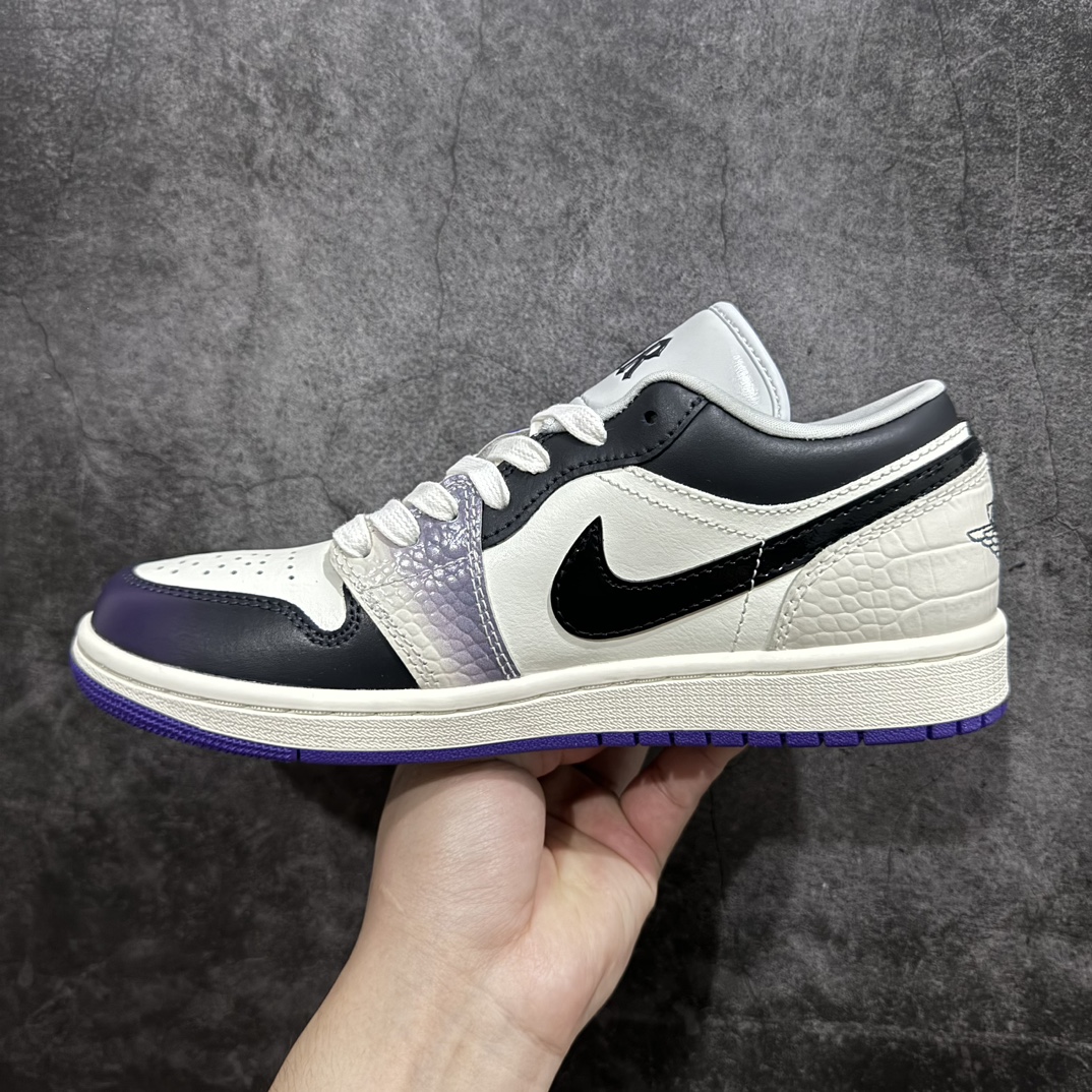 图片[2]-【DT纯原】Air Jordan AJ1 Low 低帮 新配色 白黑紫 HF5759-101nn终端优势供应 市面中低帮最具代表性版本没有之一口碑大厂出品 品控大底版型不断改良更新 全套原纸板楦头开发 确保原汁原味 完美呈现版型 完美零毛边处理 原厂内置全掌气垫 价格定位良心 平台专用代工流水线出品 一眼公司既视感 拿到手的一瞬间就与众不同 碾压市面所有版本 全部原鞋开发 每一个配色都会采购原鞋确认细节 打破市面看图做货无好货之说  尺码：35.5-46 编码：DT270280-鞋库