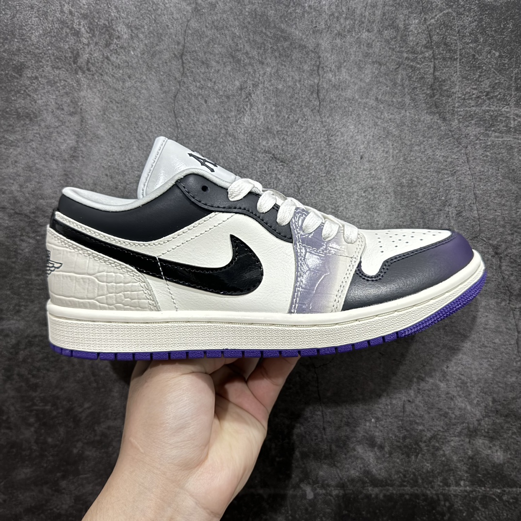 【DT纯原】Air Jordan AJ1 Low 低帮 新配色 白黑紫 HF5759-101nn终端优势供应 市面中低帮最具代表性版本没有之一口碑大厂出品 品控大底版型不断改良更新 全套原纸板楦头开发 确保原汁原味 完美呈现版型 完美零毛边处理 原厂内置全掌气垫 价格定位良心 平台专用代工流水线出品 一眼公司既视感 拿到手的一瞬间就与众不同 碾压市面所有版本 全部原鞋开发 每一个配色都会采购原鞋确认细节 打破市面看图做货无好货之说  尺码：35.5-46 编码：DT270280-鞋库