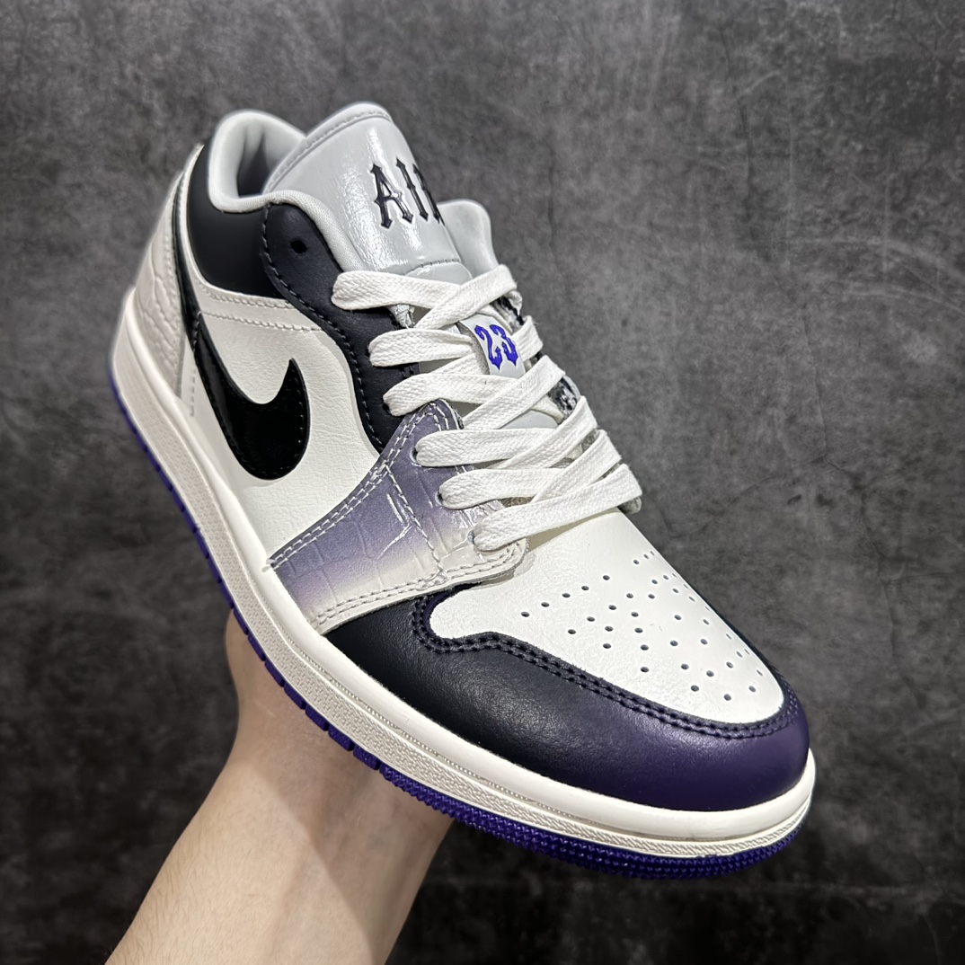 图片[3]-【DT纯原】Air Jordan AJ1 Low 低帮 新配色 白黑紫 HF5759-101nn终端优势供应 市面中低帮最具代表性版本没有之一口碑大厂出品 品控大底版型不断改良更新 全套原纸板楦头开发 确保原汁原味 完美呈现版型 完美零毛边处理 原厂内置全掌气垫 价格定位良心 平台专用代工流水线出品 一眼公司既视感 拿到手的一瞬间就与众不同 碾压市面所有版本 全部原鞋开发 每一个配色都会采购原鞋确认细节 打破市面看图做货无好货之说  尺码：35.5-46 编码：DT270280-鞋库