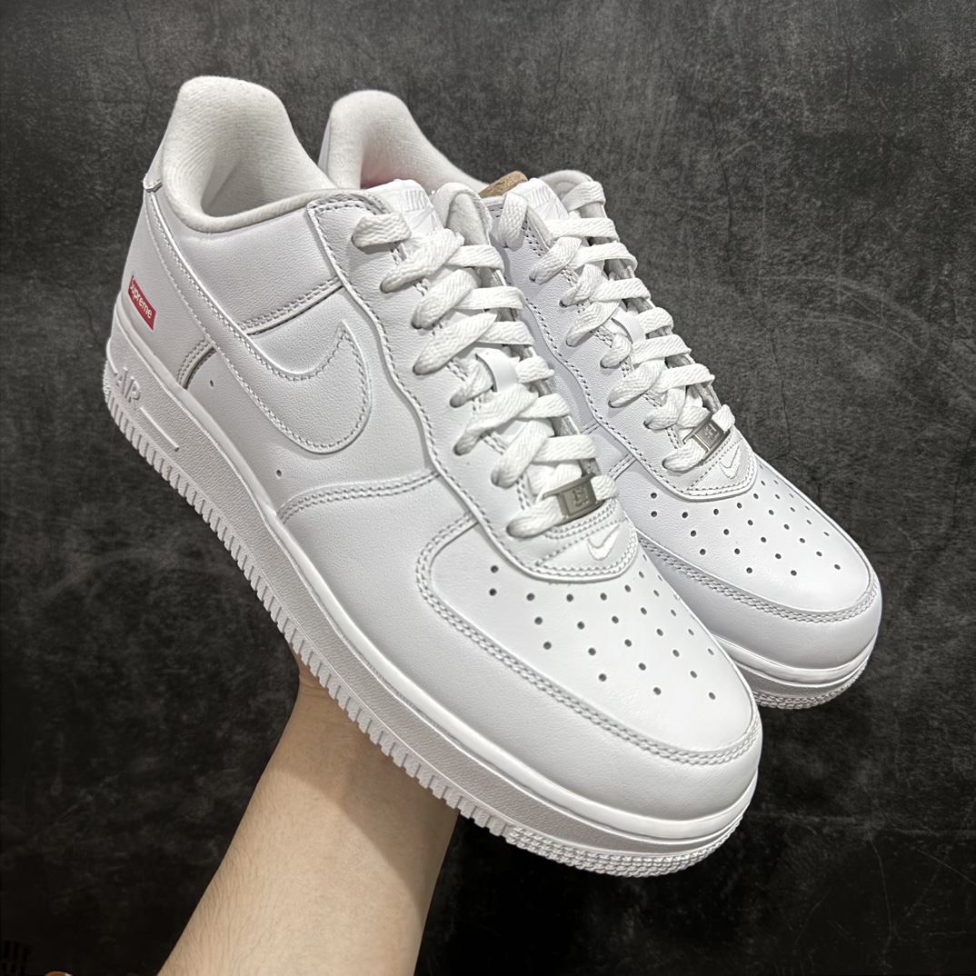 【XP纯原】全新批次Supreme x Nike Air Force 1 Low \”box logo”白色CU9225 100nn巅峰品质 皮料与市面所有版本均有区别n头层皮 相对市面硬皮版要偏软一点n版型细节多次校正 清洁度无敌 目前市场最强品质n由于男女段冲刀和纸板略有不同 后期出货此版为翻盖鞋盒 尺码：40 40.5 41 42 42.5 43 44 44.5 45 46  编码：XP310330-鞋库