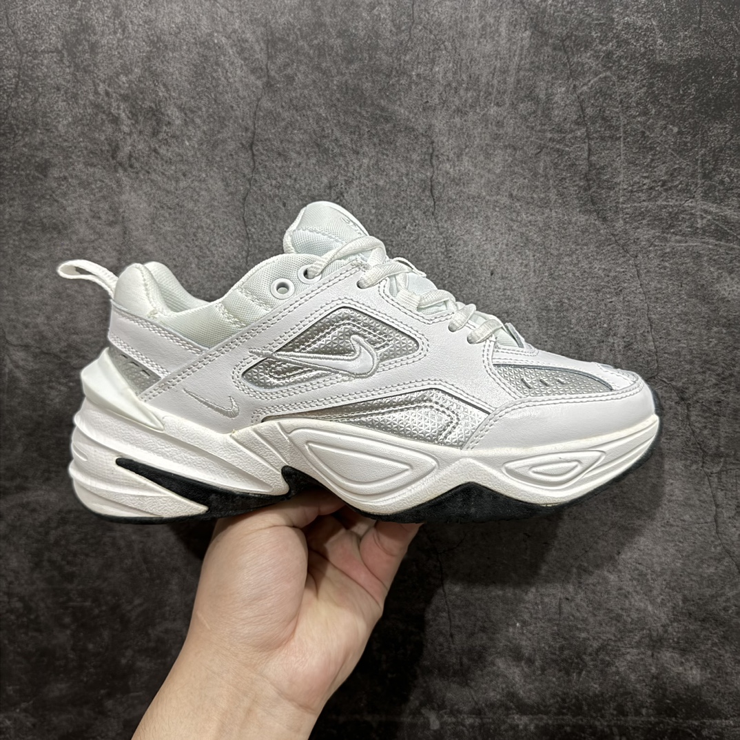 【纯原版】NIKE M2K Tekno 复古潮流百搭休闲运动旅游老爹鞋  CJ9583-100nn市面1:1最强版本 官方新版二维码鞋标 扫码直达官网 客供原厂模具 内增专柜防尘纸 配件齐全 鞋盒钢印 合格证 独立一次发泡轻量高回弹私模 后跟使用台湾代工厂一致定型机定型 线条效果和脚感完美 真正一码一模1:1对应生产 区别市面诸多版本！ 尺码：35.5 36 36.5 37.5 38 38.5 39 40 40.5 41 42 42.5 43 44 44.5 45 编码：LDS230240-鞋库