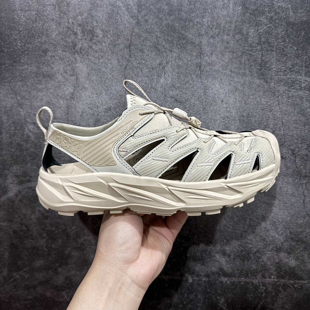 【小绿x纯原】HOKA One One Hopara Sandals 霍帕拉系列水路两用溯溪涉水休闲户外露营凉鞋n作为先锋品牌的 HOKA ONE ONE总是以独特的方式 HOPA RA是一款溯溪鞋 又名排水鞋 可长期用于涉水和溯溪 保护脚底和脚趾的安全和舒适 鞋面材料速干 透气 耐磨 鞋底防滑 耐磨 抓地能力强 出于安全考虑 设计要求较高 涉水溯溪过程中 水 泥沙 可以直接从鞋内大孔排出 细纹鞋底使在岩石上抓地能力强 避免打滑 而上路后 鞋面具有快干透气等优点 尺码：36 36.5 37.5 38 39 40 40.5 41 42 42.5 43 44 45 编码：C4240260-鞋库