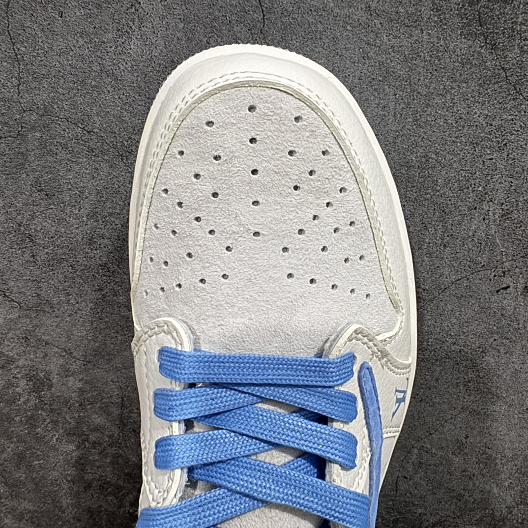 图片[5]-【定制版】Travis Scott x Fragment Design x Air Jordan 1 Low OG SP AJ1 乔1 LV联名米灰蓝红猪八 低帮文化休闲板鞋 XY2688-101rnn多方联名合作融合了Travis Scott 独特的音乐风格，藤原浩个性的设计风格以及Jordan品牌的经典元素 使其成为一双具有独特身份和价值的鞋子 清新而立体的外观加上联名标识更突出了其独特身份 这种配色方案显示出活力和时尚感 在视觉上引人注目  鞋身的质感和细腻的细节处理使其显得高端而格调十足  这款“倒钩”联名是设计与创意完美结合  融合多方的个性风格是一款备受瞩目的潮流鞋款r 尺码：36 36.5 37.5 38 38.5 39 40 40.5 41 42 42.5 43 44 44.5 45  编码：HXS320340-鞋库