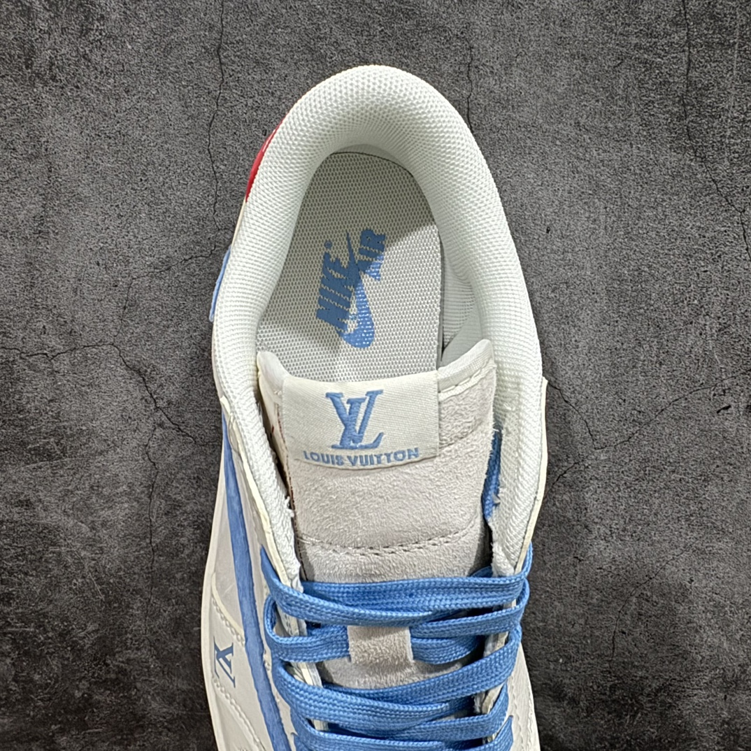 图片[8]-【定制版】Travis Scott x Fragment Design x Air Jordan 1 Low OG SP AJ1 乔1 LV联名米灰蓝红猪八 低帮文化休闲板鞋 XY2688-101rnn多方联名合作融合了Travis Scott 独特的音乐风格，藤原浩个性的设计风格以及Jordan品牌的经典元素 使其成为一双具有独特身份和价值的鞋子 清新而立体的外观加上联名标识更突出了其独特身份 这种配色方案显示出活力和时尚感 在视觉上引人注目  鞋身的质感和细腻的细节处理使其显得高端而格调十足  这款“倒钩”联名是设计与创意完美结合  融合多方的个性风格是一款备受瞩目的潮流鞋款r 尺码：36 36.5 37.5 38 38.5 39 40 40.5 41 42 42.5 43 44 44.5 45  编码：HXS320340-鞋库