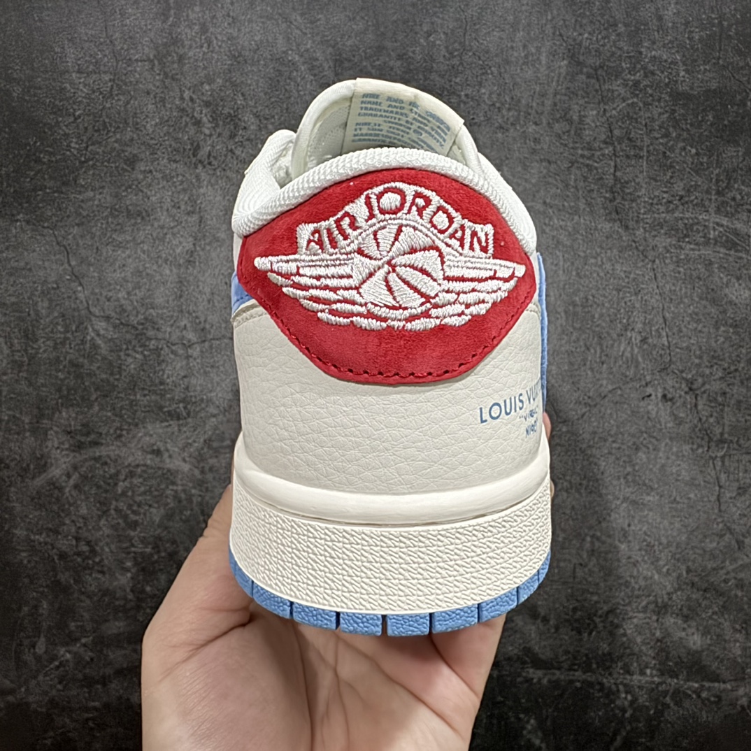 图片[4]-【定制版】Travis Scott x Fragment Design x Air Jordan 1 Low OG SP AJ1 乔1 LV联名米灰蓝红猪八 低帮文化休闲板鞋 XY2688-101rnn多方联名合作融合了Travis Scott 独特的音乐风格，藤原浩个性的设计风格以及Jordan品牌的经典元素 使其成为一双具有独特身份和价值的鞋子 清新而立体的外观加上联名标识更突出了其独特身份 这种配色方案显示出活力和时尚感 在视觉上引人注目  鞋身的质感和细腻的细节处理使其显得高端而格调十足  这款“倒钩”联名是设计与创意完美结合  融合多方的个性风格是一款备受瞩目的潮流鞋款r 尺码：36 36.5 37.5 38 38.5 39 40 40.5 41 42 42.5 43 44 44.5 45  编码：HXS320340-鞋库