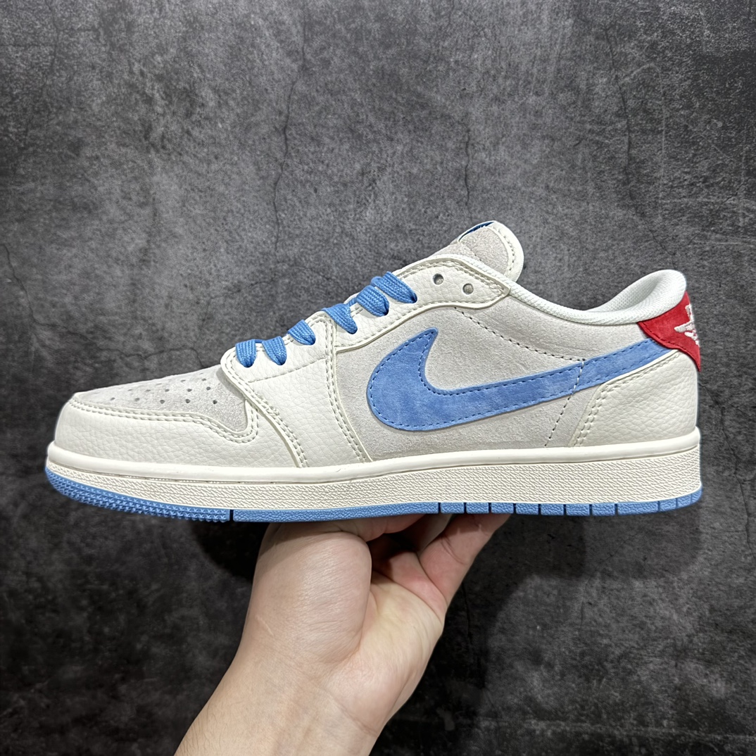 图片[2]-【定制版】Travis Scott x Fragment Design x Air Jordan 1 Low OG SP AJ1 乔1 LV联名米灰蓝红猪八 低帮文化休闲板鞋 XY2688-101rnn多方联名合作融合了Travis Scott 独特的音乐风格，藤原浩个性的设计风格以及Jordan品牌的经典元素 使其成为一双具有独特身份和价值的鞋子 清新而立体的外观加上联名标识更突出了其独特身份 这种配色方案显示出活力和时尚感 在视觉上引人注目  鞋身的质感和细腻的细节处理使其显得高端而格调十足  这款“倒钩”联名是设计与创意完美结合  融合多方的个性风格是一款备受瞩目的潮流鞋款r 尺码：36 36.5 37.5 38 38.5 39 40 40.5 41 42 42.5 43 44 44.5 45  编码：HXS320340-鞋库