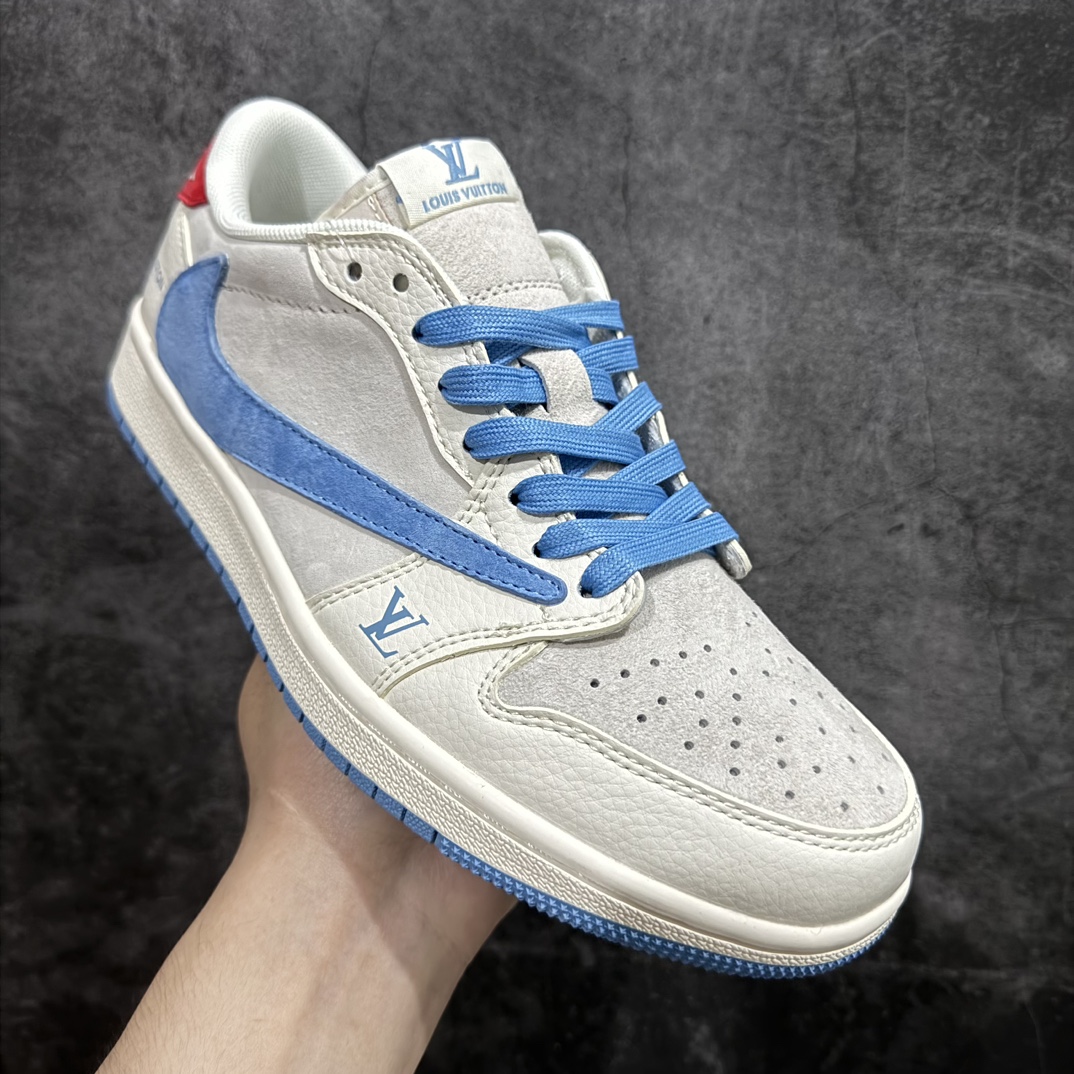 图片[3]-【定制版】Travis Scott x Fragment Design x Air Jordan 1 Low OG SP AJ1 乔1 LV联名米灰蓝红猪八 低帮文化休闲板鞋 XY2688-101rnn多方联名合作融合了Travis Scott 独特的音乐风格，藤原浩个性的设计风格以及Jordan品牌的经典元素 使其成为一双具有独特身份和价值的鞋子 清新而立体的外观加上联名标识更突出了其独特身份 这种配色方案显示出活力和时尚感 在视觉上引人注目  鞋身的质感和细腻的细节处理使其显得高端而格调十足  这款“倒钩”联名是设计与创意完美结合  融合多方的个性风格是一款备受瞩目的潮流鞋款r 尺码：36 36.5 37.5 38 38.5 39 40 40.5 41 42 42.5 43 44 44.5 45  编码：HXS320340-鞋库