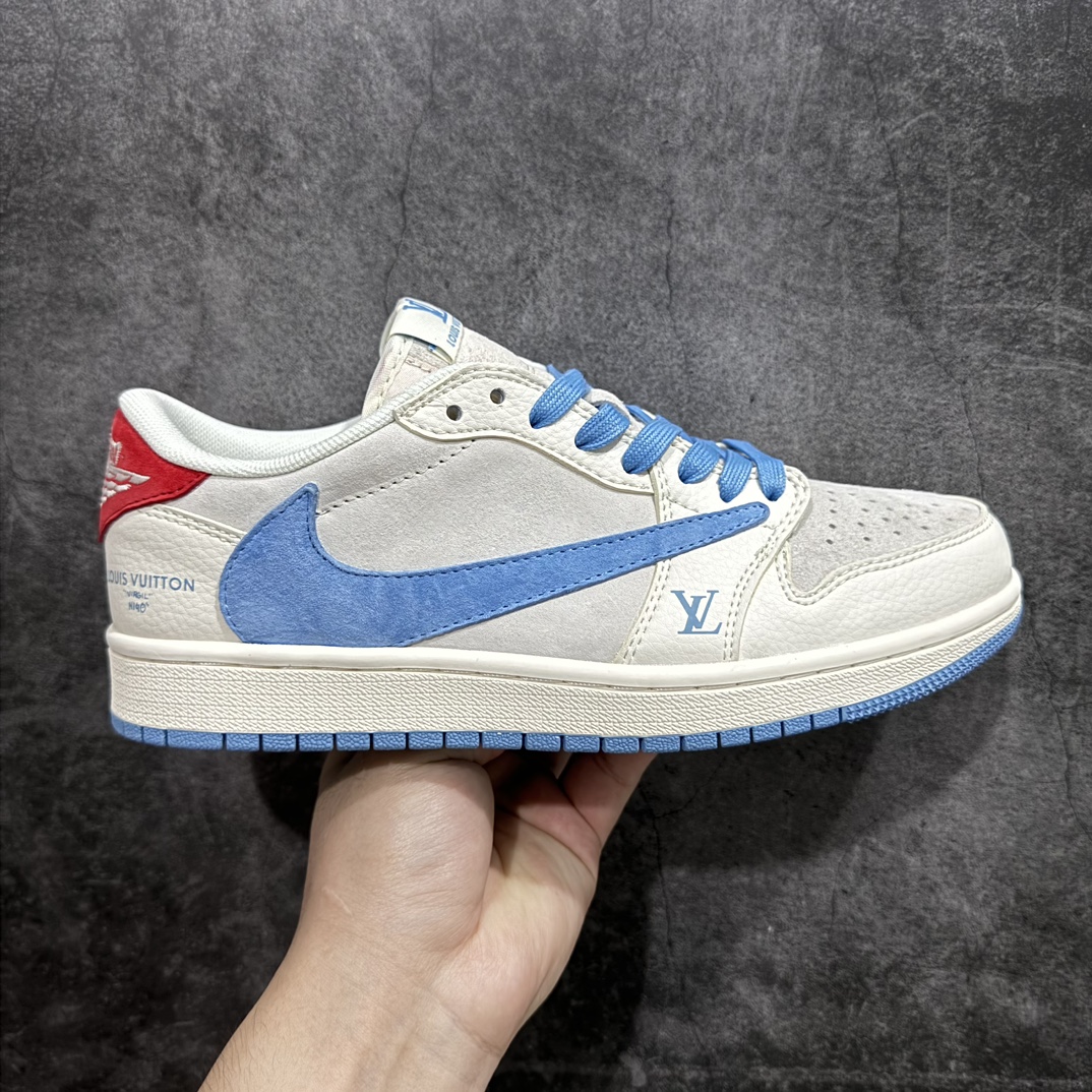 【定制版】Travis Scott x Fragment Design x Air Jordan 1 Low OG SP AJ1 乔1 LV联名米灰蓝红猪八 低帮文化休闲板鞋 XY2688-101rnn多方联名合作融合了Travis Scott 独特的音乐风格，藤原浩个性的设计风格以及Jordan品牌的经典元素 使其成为一双具有独特身份和价值的鞋子 清新而立体的外观加上联名标识更突出了其独特身份 这种配色方案显示出活力和时尚感 在视觉上引人注目  鞋身的质感和细腻的细节处理使其显得高端而格调十足  这款“倒钩”联名是设计与创意完美结合  融合多方的个性风格是一款备受瞩目的潮流鞋款r 尺码：36 36.5 37.5 38 38.5 39 40 40.5 41 42 42.5 43 44 44.5 45  编码：HXS320340-鞋库