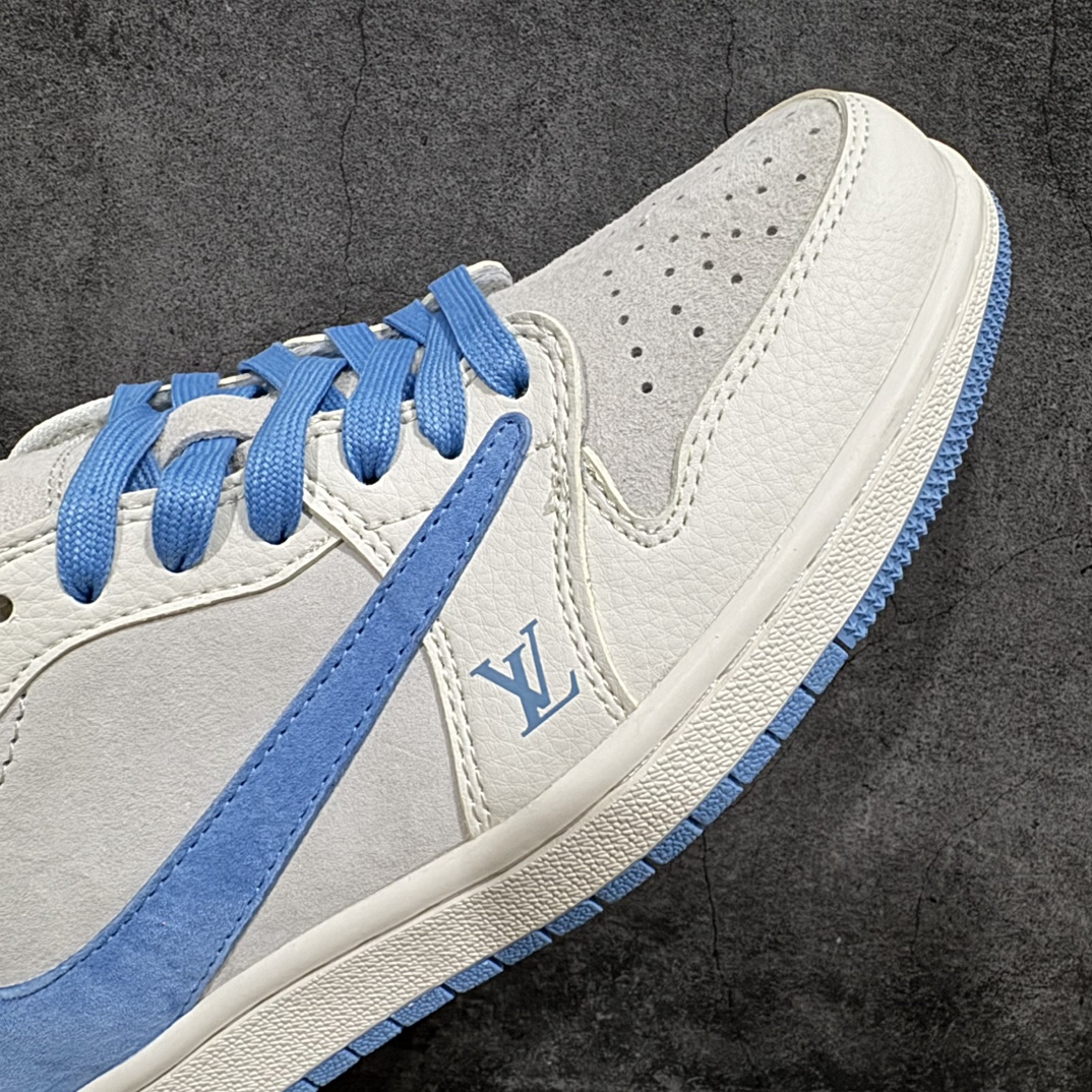 图片[6]-【定制版】Travis Scott x Fragment Design x Air Jordan 1 Low OG SP AJ1 乔1 LV联名米灰蓝红猪八 低帮文化休闲板鞋 XY2688-101rnn多方联名合作融合了Travis Scott 独特的音乐风格，藤原浩个性的设计风格以及Jordan品牌的经典元素 使其成为一双具有独特身份和价值的鞋子 清新而立体的外观加上联名标识更突出了其独特身份 这种配色方案显示出活力和时尚感 在视觉上引人注目  鞋身的质感和细腻的细节处理使其显得高端而格调十足  这款“倒钩”联名是设计与创意完美结合  融合多方的个性风格是一款备受瞩目的潮流鞋款r 尺码：36 36.5 37.5 38 38.5 39 40 40.5 41 42 42.5 43 44 44.5 45  编码：HXS320340-鞋库