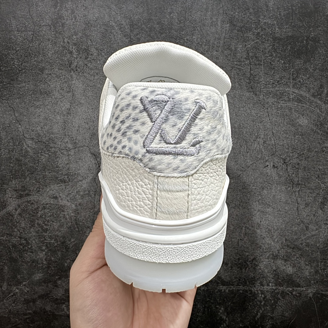 图片[4]-【广东纯原版本】Louis Vuitton LV Trainer 时装走秀运动鞋 做旧系列 市场所有版本中综合最强的货品 GD实力大厂出品  全网最全配色更新最快 最成熟的做工稳定的品控  完美鞋型超高的清洁度 零毛边线头瑕疵 全套原楦原纸版原鞋开模 全网最具灵魂的版型 正确原装黄色鞋盒 正确中底印花 鞋面印花3D高频深度立体 全鞋电脑针车 紧密相连 针距密度一致 环保乳胶注塑鞋垫 厚度脚感还原原版 皮面裁剪部位 统一油边封口工艺 原装橡胶大底含胶量大底组合零偏差 专柜全套包装 防尘袋 说明书 质保卡 男女鞋  尺码：35 36 37 38 39 40 41 42 43 44 45 编码：HH460520-鞋库