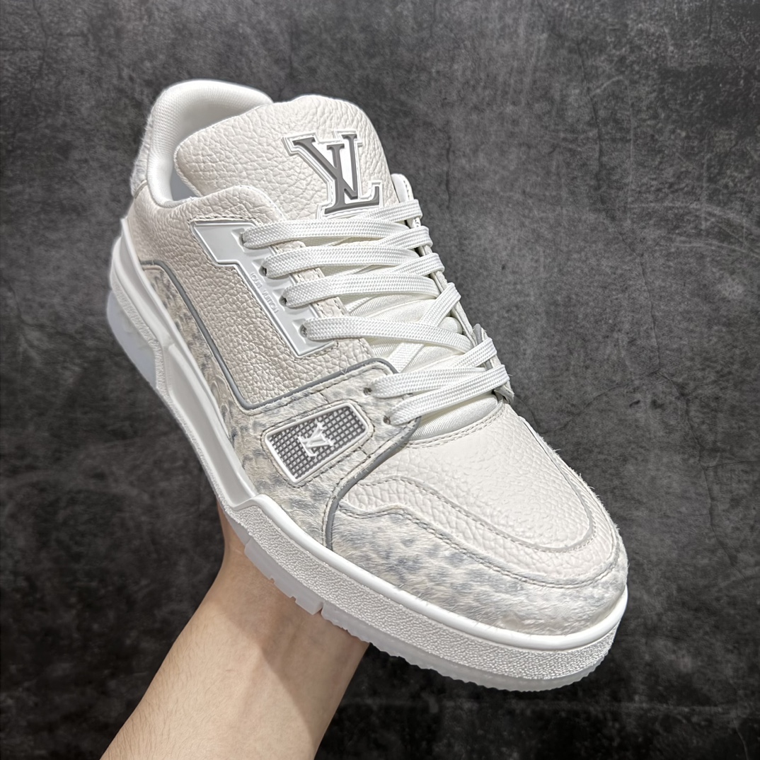 图片[3]-【广东纯原版本】Louis Vuitton LV Trainer 时装走秀运动鞋 做旧系列 市场所有版本中综合最强的货品 GD实力大厂出品  全网最全配色更新最快 最成熟的做工稳定的品控  完美鞋型超高的清洁度 零毛边线头瑕疵 全套原楦原纸版原鞋开模 全网最具灵魂的版型 正确原装黄色鞋盒 正确中底印花 鞋面印花3D高频深度立体 全鞋电脑针车 紧密相连 针距密度一致 环保乳胶注塑鞋垫 厚度脚感还原原版 皮面裁剪部位 统一油边封口工艺 原装橡胶大底含胶量大底组合零偏差 专柜全套包装 防尘袋 说明书 质保卡 男女鞋  尺码：35 36 37 38 39 40 41 42 43 44 45 编码：HH460520-鞋库