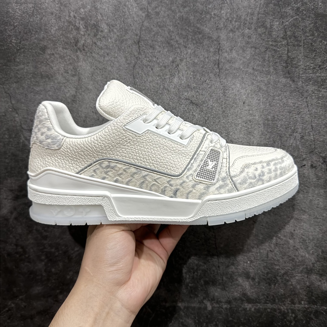 【广东纯原版本】Louis Vuitton LV Trainer 时装走秀运动鞋 做旧系列 市场所有版本中综合最强的货品 GD实力大厂出品  全网最全配色更新最快 最成熟的做工稳定的品控  完美鞋型超高的清洁度 零毛边线头瑕疵 全套原楦原纸版原鞋开模 全网最具灵魂的版型 正确原装黄色鞋盒 正确中底印花 鞋面印花3D高频深度立体 全鞋电脑针车 紧密相连 针距密度一致 环保乳胶注塑鞋垫 厚度脚感还原原版 皮面裁剪部位 统一油边封口工艺 原装橡胶大底含胶量大底组合零偏差 专柜全套包装 防尘袋 说明书 质保卡 男女鞋  尺码：35 36 37 38 39 40 41 42 43 44 45 编码：HH460520-鞋库