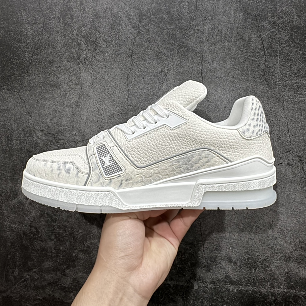 图片[2]-【广东纯原版本】Louis Vuitton LV Trainer 时装走秀运动鞋 做旧系列 市场所有版本中综合最强的货品 GD实力大厂出品  全网最全配色更新最快 最成熟的做工稳定的品控  完美鞋型超高的清洁度 零毛边线头瑕疵 全套原楦原纸版原鞋开模 全网最具灵魂的版型 正确原装黄色鞋盒 正确中底印花 鞋面印花3D高频深度立体 全鞋电脑针车 紧密相连 针距密度一致 环保乳胶注塑鞋垫 厚度脚感还原原版 皮面裁剪部位 统一油边封口工艺 原装橡胶大底含胶量大底组合零偏差 专柜全套包装 防尘袋 说明书 质保卡 男女鞋  尺码：35 36 37 38 39 40 41 42 43 44 45 编码：HH460520-鞋库