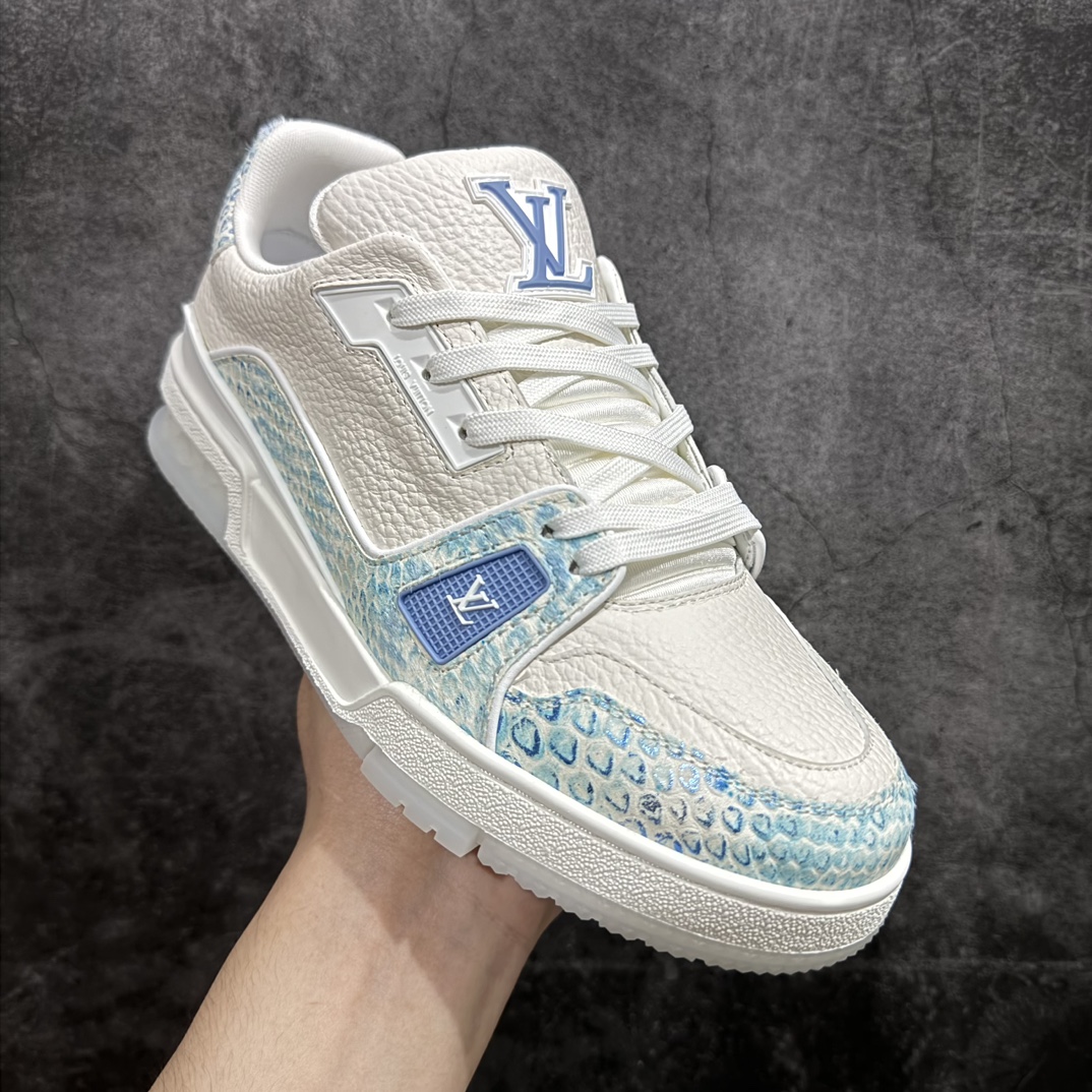 图片[3]-【广东纯原版本】Louis Vuitton LV Trainer 时装走秀运动鞋 做旧系列 市场所有版本中综合最强的货品 GD实力大厂出品  全网最全配色更新最快 最成熟的做工稳定的品控  完美鞋型超高的清洁度 零毛边线头瑕疵 全套原楦原纸版原鞋开模 全网最具灵魂的版型 正确原装黄色鞋盒 正确中底印花 鞋面印花3D高频深度立体 全鞋电脑针车 紧密相连 针距密度一致 环保乳胶注塑鞋垫 厚度脚感还原原版 皮面裁剪部位 统一油边封口工艺 原装橡胶大底含胶量大底组合零偏差 专柜全套包装 防尘袋 说明书 质保卡 男女鞋  尺码：35 36 37 38 39 40 41 42 43 44 45 编码：HH460520-鞋库