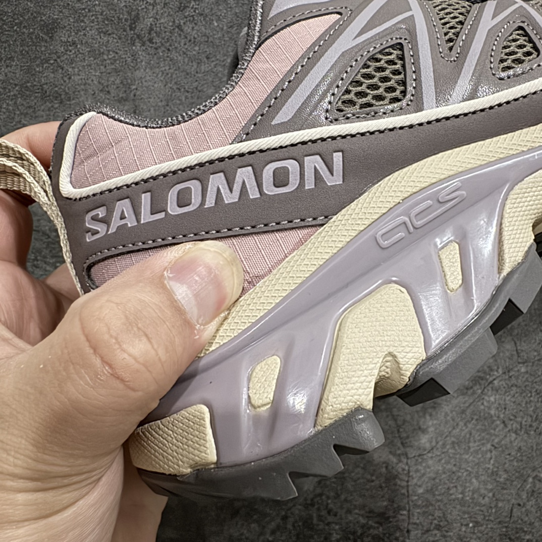 图片[2]-【绿x版】 Salomon XT-6萨洛蒙复古潮流户外机能登山跑鞋 浅紫色n纯原外贸平台特供订单 市场最高版 区别市场货n耗时半年巨作 全套原纸板楦头开发原厂特供网布配套加持 确保原汁原味n完美呈现版型 原档数据独家私模五层组合大底男女鞋同步官方开发至46.5原装Ortholite轻量化鞋垫 中底布带钢印编号原厂TPU锁扣 进口港宝加持后跟自然饱满 还原公司包裹性鞋面以“锯齿”状的包裹系统呈现在基色底之下加入了各种色点缀将公司的最新技术和时尚前卫的造型融入耐用的长跑款式中鞋面由 TPU 薄膜制成 并焊接在高耐磨网眼上 使其既时尚又坚固 由 ACS底盘支撑 可增强稳定性和支撑力 以及由橡胶凸耳 Contragrip外底覆盖的 EVA 缓冲中底 旨在应对崎岖的地形 鞋舌上的彩色Salomon 标签、Quicklace 系统以及鞋头、鞋舌和鞋跟上的附加品牌使细节更加完美 让穿着者可以轻松驾驭户外与通勤下的任何运动生活场景 无缝鞋身户外随意纵横 颜值与脚感兼备 出街通勤 绝对非常吸睛 你值得拥有 尺码：36-46.5 编码：SLM340360-莆田鞋批发中心