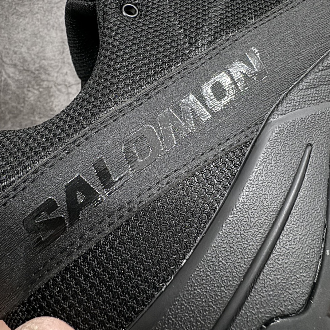 图片[2]-【莞产纯原】Salomon 𝐱 MM6萨洛蒙联名马吉拉 X-Alp系列 情侣款 户外 休闲 运动鞋nn原版购入开发 做货 这款由MM6全新演绎的X-AIp专注于其空气动力学的外观上，标志性白色与奶油色带来都市风格。n鞋舌上的MM6 数字标志就像一枚手工印章，与SALOMON大胆而高科技的LOGO相得益彰。n另一双则以纯粹的黑色打造，突出富质感的细节，标志性运动鞋被提炼为新的都市经典 为 SALOMON带来静谧气息 配送专柜精美包装nn面料:   原版进口牛皮+透气网面 内里：原版进口透气网里 鞋底：原版开模防滑橡胶大底n底厚：4CMnSize:   #女款35-40 / #男款39-45（45订做不退换） 编码：BY390430-莆田鞋批发中心