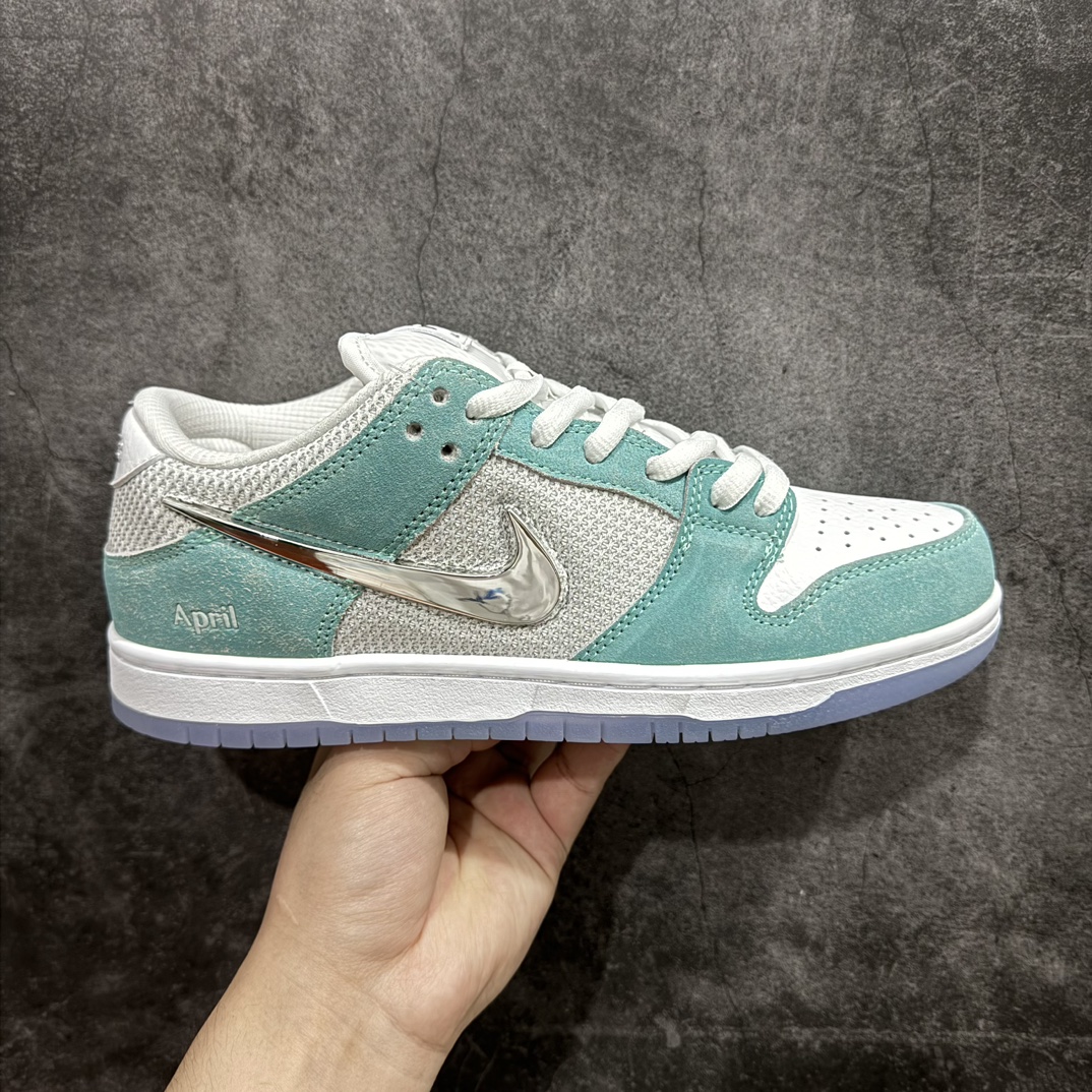 【ST版】April Skateboards x Nk SB Dunk Low PRO QS 联名款 冰封玫瑰薄荷绿 SB扣碎篮板时尚休闲板鞋n配色采用白色网眼鞋面、皮革鞋头和 Turbo Green 绒面革覆盖层。其他细节包括金属银色 Swooshes 、标志性的软垫鞋舌，而 April 品牌标志则出现在外侧脚踝和鞋跟上。半透明外底上的白色中底和脚下品牌标志性的玫瑰标志完善了设计。 货号：FD2562-400  尺码：36 36.5 37.5 38 38.5 39 40 40.5 41 42 42.5 43 44 44.5 45 46 编码：FS260280-莆田鞋批发中心