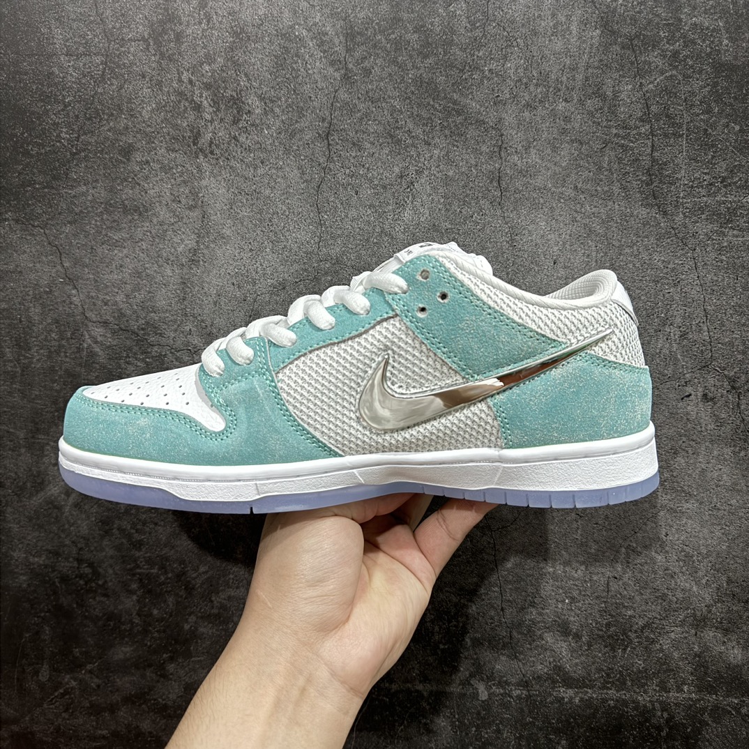 图片[2]-【ST版】April Skateboards x Nk SB Dunk Low PRO QS 联名款 冰封玫瑰薄荷绿 SB扣碎篮板时尚休闲板鞋n配色采用白色网眼鞋面、皮革鞋头和 Turbo Green 绒面革覆盖层。其他细节包括金属银色 Swooshes 、标志性的软垫鞋舌，而 April 品牌标志则出现在外侧脚踝和鞋跟上。半透明外底上的白色中底和脚下品牌标志性的玫瑰标志完善了设计。 货号：FD2562-400  尺码：36 36.5 37.5 38 38.5 39 40 40.5 41 42 42.5 43 44 44.5 45 46 编码：FS260280-莆田鞋批发中心