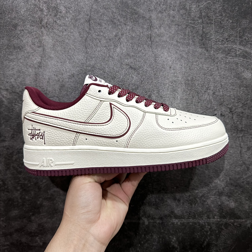 【公司级】海外限量发售 Stussyx Nike Air Force 1 Low 斯图西联名 米酒红反光空军一号低帮休闲板鞋 客供高亮3M反光 定制皮料 折边针车 工艺难度大 原楦头原纸板 内置全掌气垫 货号：UN1635-555nSIZE：36 36.5 37.5 38 38.5 39 40 40.5 41 42 42.5 43 44 44.5 45 编码：HXS290300-莆田鞋批发中心