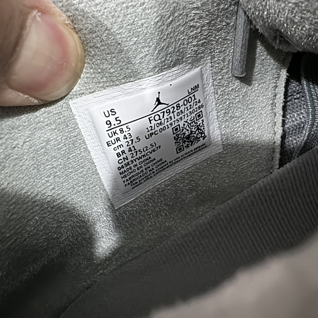 图片[9]-【GX/美版绿x】Air Jordan AJ4 SE “Paris Olympics” 巴黎奥运会 FQ7928-001n圈内最强四代 独家外贸特供尺码含 45.5 49.5 50.5 耗时半年巨作 全套原纸板楦头开发 原厂特供皮料加持 确保原汁原味 完美呈现四代版型 一比一鞋头弧度高度鞋身弧度 数据细节工艺流程均保持原鞋一致 原厂TPU网格鞋带扣 正确内里网布 菱角分明不变形无多余毛边 柔软性质感一致于原鞋 市场唯一原厂鞋扣模具 背面可见隐藏注塑口 原厂织唛标 原厂飞人电绣工艺 尾指中部跳三针 独家绑鞋带手法 印刷中底布 四线拉帮 米色美纹纸贴合固定 进口港宝加持 后跟自然饱满 全鞋荧光划线卡点 追求极致完美 每一双都是工艺品 多重QC质检 超越公司货的品控标准 实实在在的免检产品 尺码：40 40.5 41 42 42.5 43 44 44.5 45 45.5 46 47.5 48.5 49.5 50.5 编码：T520540-鞋库