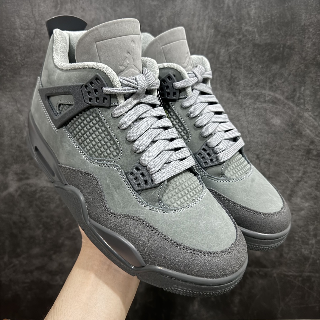 【GX/美版绿x】Air Jordan AJ4 SE “Paris Olympics” 巴黎奥运会 FQ7928-001n圈内最强四代 独家外贸特供尺码含 45.5 49.5 50.5 耗时半年巨作 全套原纸板楦头开发 原厂特供皮料加持 确保原汁原味 完美呈现四代版型 一比一鞋头弧度高度鞋身弧度 数据细节工艺流程均保持原鞋一致 原厂TPU网格鞋带扣 正确内里网布 菱角分明不变形无多余毛边 柔软性质感一致于原鞋 市场唯一原厂鞋扣模具 背面可见隐藏注塑口 原厂织唛标 原厂飞人电绣工艺 尾指中部跳三针 独家绑鞋带手法 印刷中底布 四线拉帮 米色美纹纸贴合固定 进口港宝加持 后跟自然饱满 全鞋荧光划线卡点 追求极致完美 每一双都是工艺品 多重QC质检 超越公司货的品控标准 实实在在的免检产品 尺码：40 40.5 41 42 42.5 43 44 44.5 45 45.5 46 47.5 48.5 49.5 50.5 编码：T520540-鞋库