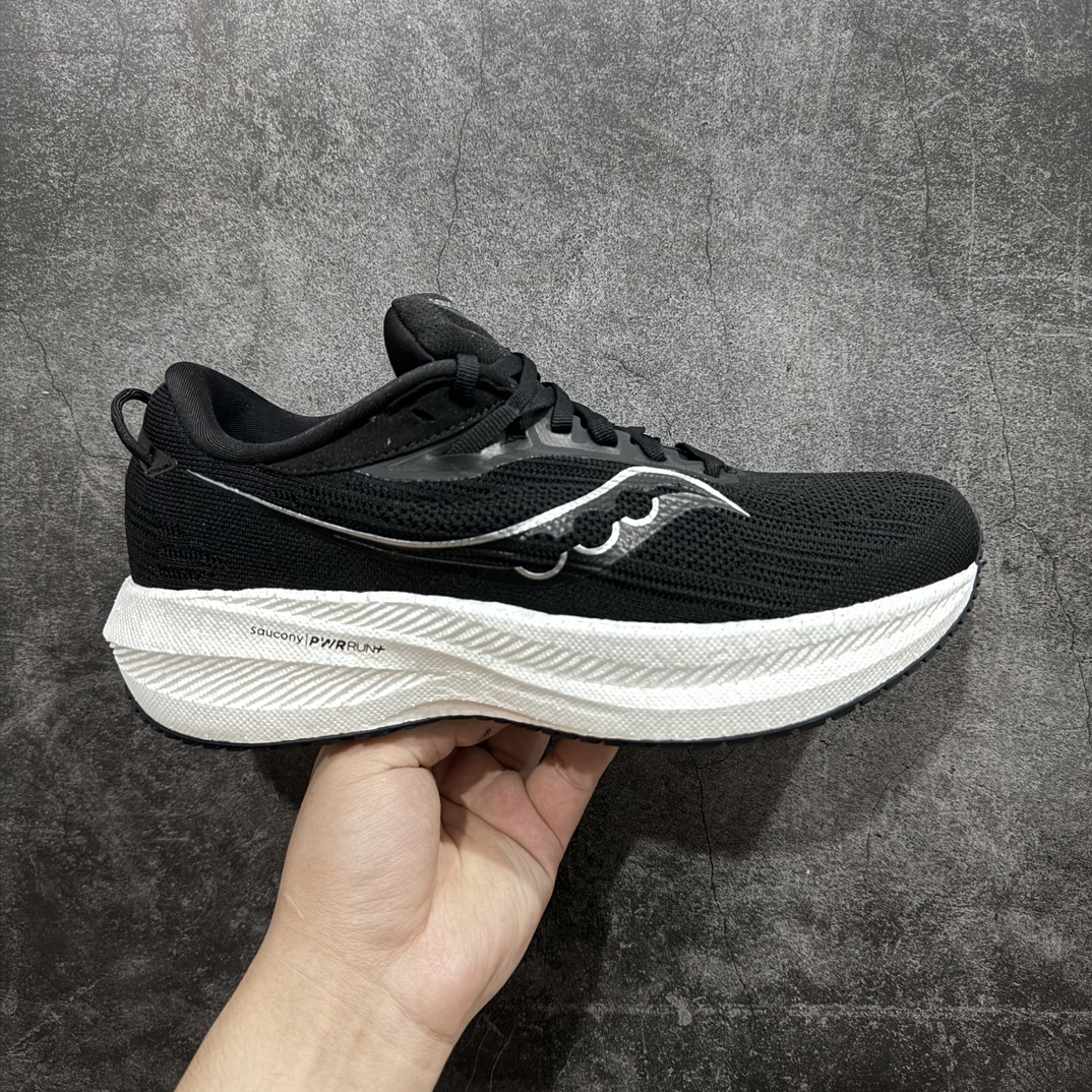 【纯原版】Saucony Triumph 21 索康尼 胜利21系列 低帮 系带减震耐磨透气低邦马拉松跑步鞋n从胜利走向胜利，世界四大慢跑鞋之一！世界四大慢跑鞋之一，来自美国拥有120多年历史的Saucony（索康尼），本次体验的胜利TRIUMPH 21属于其产品矩阵中的旗舰缓震类。公认为全球唯一的能够同时提供缓震和稳定功能的PWRRUN+中底技术系统，重新调教的加厚脚感更舒适，回弹更出色。前后掌坡差增到10mm，有效缓解落地时冲击力，适合入门新手和大体重跑者。胜利TRIUMPH 20采用PWRRUN+材质中底，前后掌坡差增到10mm，对各种跑步人群都很友好。胜利TRIUMPH 21的脚感号称跑者头等舱并非浪得虚名，不同于其他竞品一味追求的踩屎感，这是一种很有韧性的弹，很有包裹感，安全感的，让人放心的舒适的弹性 尺码：36-45带半码 编码：AC280300-莆田鞋批发中心