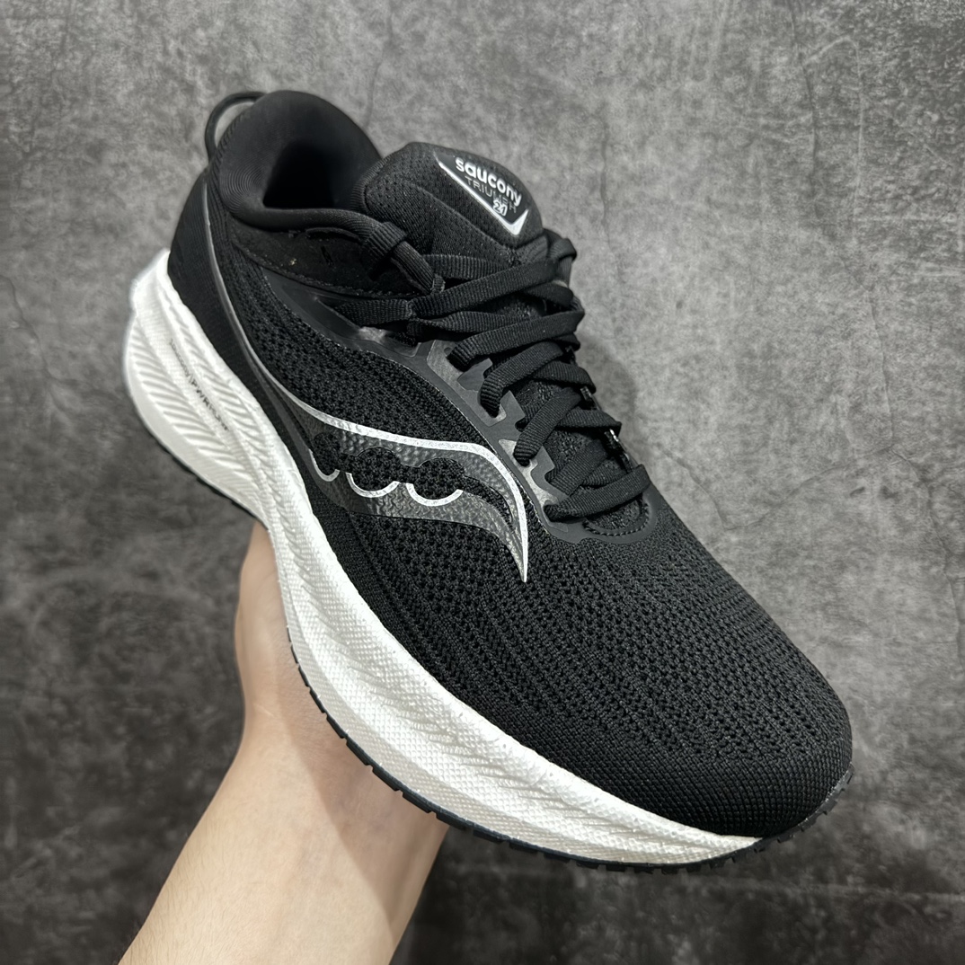 图片[3]-【纯原版】Saucony Triumph 21 索康尼 胜利21系列 低帮 系带减震耐磨透气低邦马拉松跑步鞋n从胜利走向胜利，世界四大慢跑鞋之一！世界四大慢跑鞋之一，来自美国拥有120多年历史的Saucony（索康尼），本次体验的胜利TRIUMPH 21属于其产品矩阵中的旗舰缓震类。公认为全球唯一的能够同时提供缓震和稳定功能的PWRRUN+中底技术系统，重新调教的加厚脚感更舒适，回弹更出色。前后掌坡差增到10mm，有效缓解落地时冲击力，适合入门新手和大体重跑者。胜利TRIUMPH 20采用PWRRUN+材质中底，前后掌坡差增到10mm，对各种跑步人群都很友好。胜利TRIUMPH 21的脚感号称跑者头等舱并非浪得虚名，不同于其他竞品一味追求的踩屎感，这是一种很有韧性的弹，很有包裹感，安全感的，让人放心的舒适的弹性 尺码：36-45带半码 编码：AC280300-莆田鞋批发中心