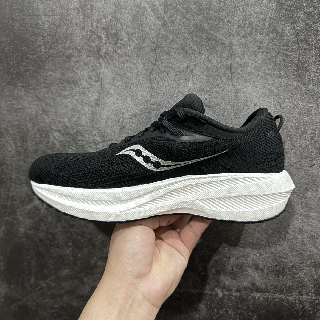 图片[2]-【纯原版】Saucony Triumph 21 索康尼 胜利21系列 低帮 系带减震耐磨透气低邦马拉松跑步鞋n从胜利走向胜利，世界四大慢跑鞋之一！世界四大慢跑鞋之一，来自美国拥有120多年历史的Saucony（索康尼），本次体验的胜利TRIUMPH 21属于其产品矩阵中的旗舰缓震类。公认为全球唯一的能够同时提供缓震和稳定功能的PWRRUN+中底技术系统，重新调教的加厚脚感更舒适，回弹更出色。前后掌坡差增到10mm，有效缓解落地时冲击力，适合入门新手和大体重跑者。胜利TRIUMPH 20采用PWRRUN+材质中底，前后掌坡差增到10mm，对各种跑步人群都很友好。胜利TRIUMPH 21的脚感号称跑者头等舱并非浪得虚名，不同于其他竞品一味追求的踩屎感，这是一种很有韧性的弹，很有包裹感，安全感的，让人放心的舒适的弹性 尺码：36-45带半码 编码：AC280300-莆田鞋批发中心