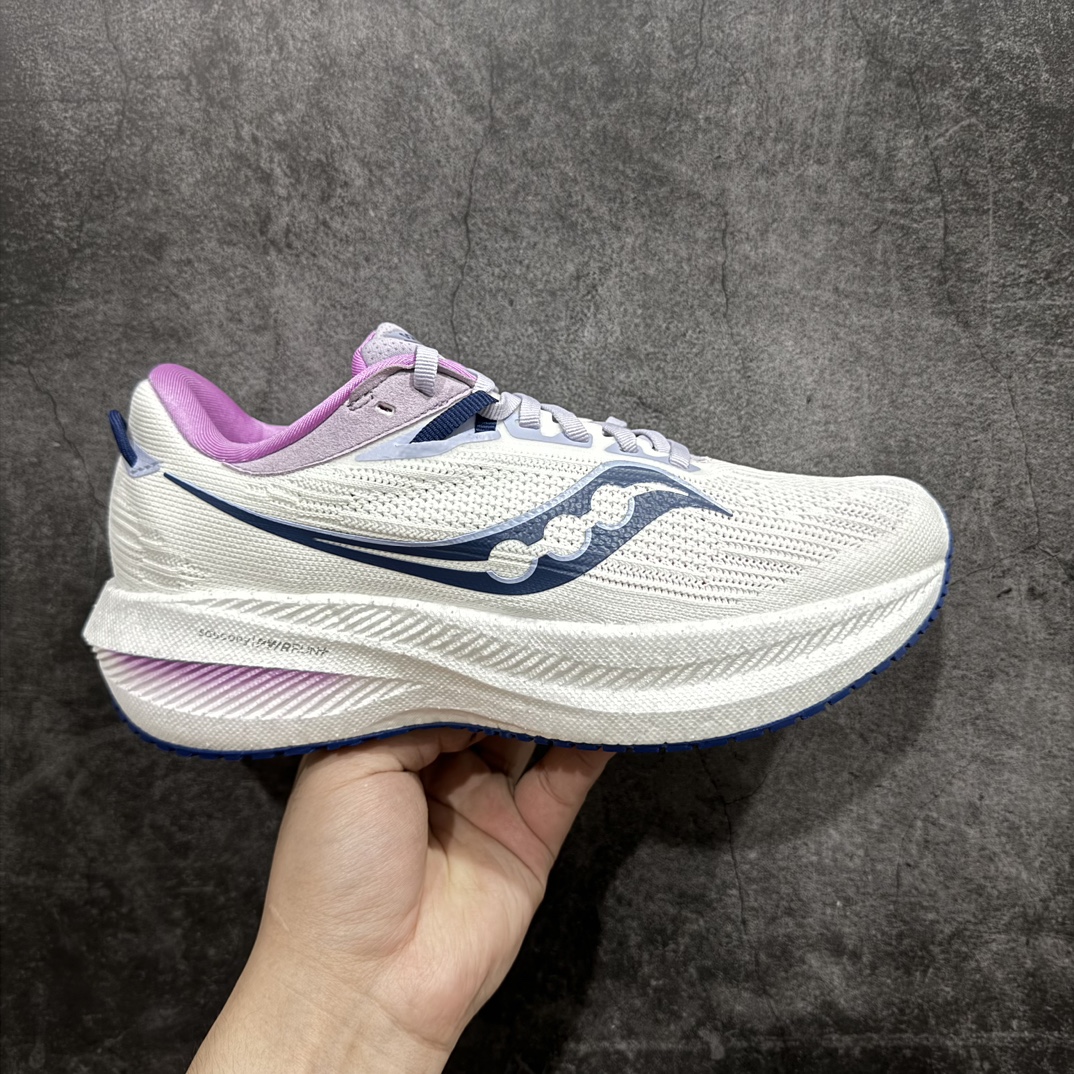 【纯原版】Saucony Triumph 21 索康尼 胜利21系列 低帮 系带减震耐磨透气低邦马拉松跑步鞋n从胜利走向胜利，世界四大慢跑鞋之一！世界四大慢跑鞋之一，来自美国拥有120多年历史的Saucony（索康尼），本次体验的胜利TRIUMPH 21属于其产品矩阵中的旗舰缓震类。公认为全球唯一的能够同时提供缓震和稳定功能的PWRRUN+中底技术系统，重新调教的加厚脚感更舒适，回弹更出色。前后掌坡差增到10mm，有效缓解落地时冲击力，适合入门新手和大体重跑者。胜利TRIUMPH 20采用PWRRUN+材质中底，前后掌坡差增到10mm，对各种跑步人群都很友好。胜利TRIUMPH 21的脚感号称跑者头等舱并非浪得虚名，不同于其他竞品一味追求的踩屎感，这是一种很有韧性的弹，很有包裹感，安全感的，让人放心的舒适的弹性 尺码：36-45带半码 编码：AC280300-莆田鞋批发中心