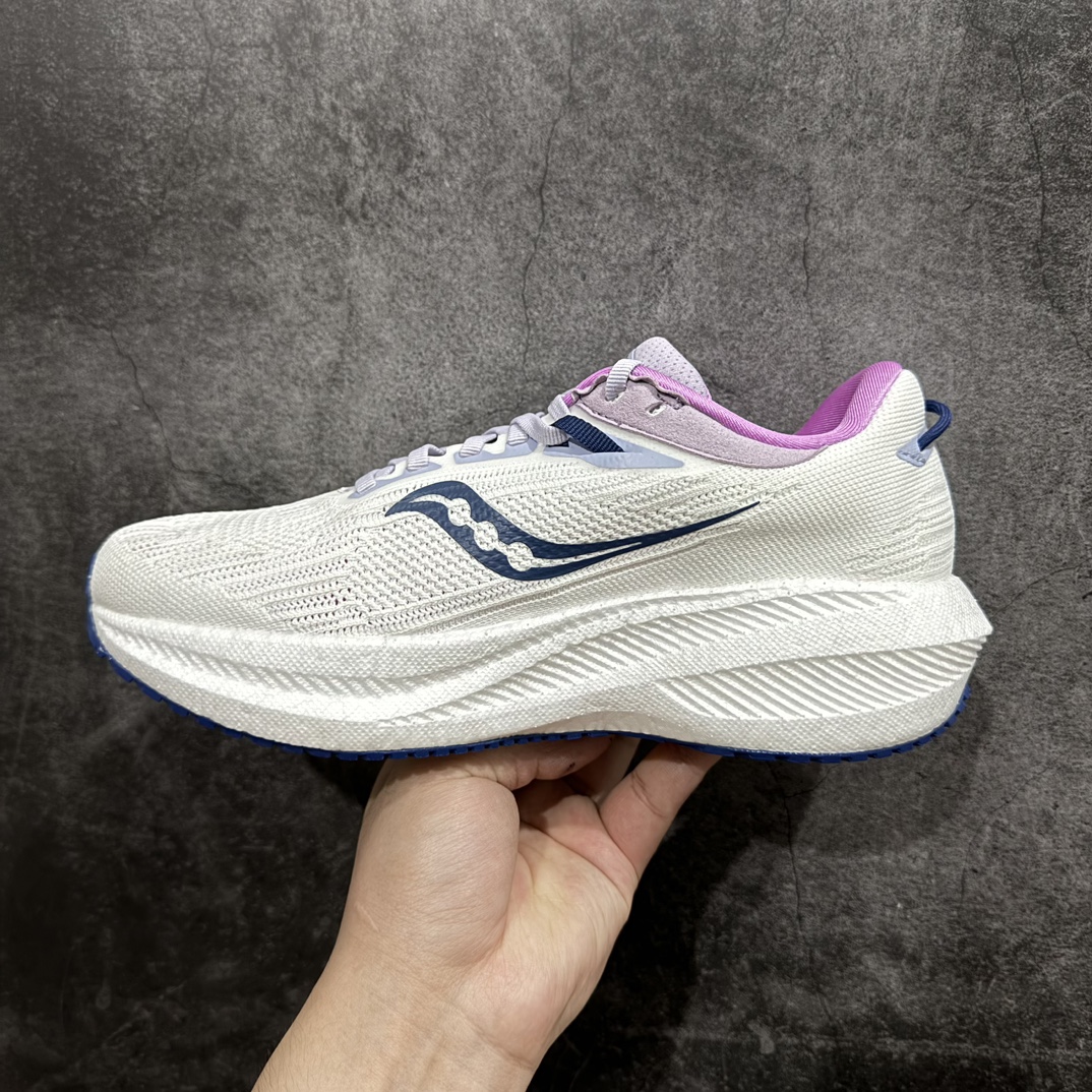 图片[2]-【纯原版】Saucony Triumph 21 索康尼 胜利21系列 低帮 系带减震耐磨透气低邦马拉松跑步鞋n从胜利走向胜利，世界四大慢跑鞋之一！世界四大慢跑鞋之一，来自美国拥有120多年历史的Saucony（索康尼），本次体验的胜利TRIUMPH 21属于其产品矩阵中的旗舰缓震类。公认为全球唯一的能够同时提供缓震和稳定功能的PWRRUN+中底技术系统，重新调教的加厚脚感更舒适，回弹更出色。前后掌坡差增到10mm，有效缓解落地时冲击力，适合入门新手和大体重跑者。胜利TRIUMPH 20采用PWRRUN+材质中底，前后掌坡差增到10mm，对各种跑步人群都很友好。胜利TRIUMPH 21的脚感号称跑者头等舱并非浪得虚名，不同于其他竞品一味追求的踩屎感，这是一种很有韧性的弹，很有包裹感，安全感的，让人放心的舒适的弹性 尺码：36-45带半码 编码：AC280300-莆田鞋批发中心