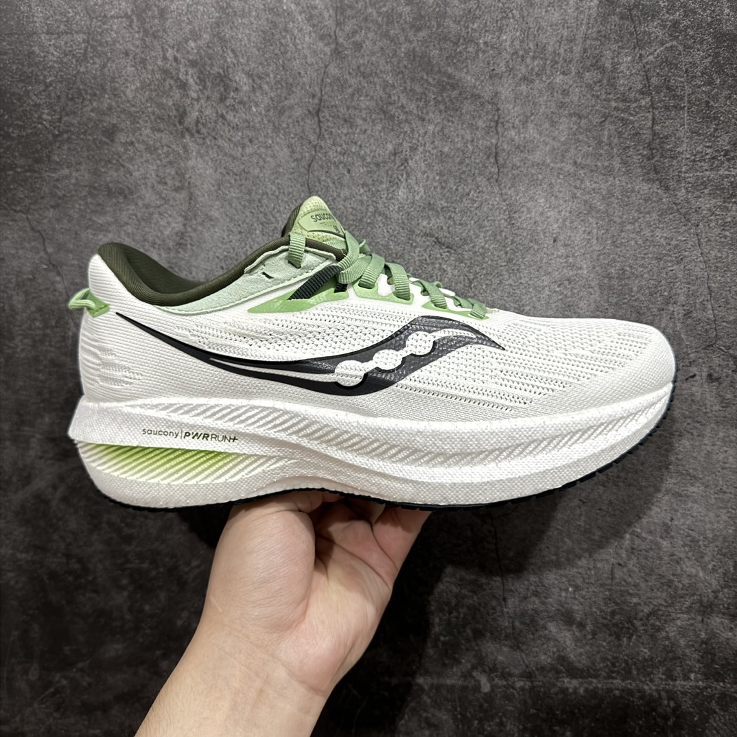 【纯原版】Saucony Triumph 21 索康尼 胜利21系列 低帮 系带减震耐磨透气低邦马拉松跑步鞋n从胜利走向胜利，世界四大慢跑鞋之一！世界四大慢跑鞋之一，来自美国拥有120多年历史的Saucony（索康尼），本次体验的胜利TRIUMPH 21属于其产品矩阵中的旗舰缓震类。公认为全球唯一的能够同时提供缓震和稳定功能的PWRRUN+中底技术系统，重新调教的加厚脚感更舒适，回弹更出色。前后掌坡差增到10mm，有效缓解落地时冲击力，适合入门新手和大体重跑者。胜利TRIUMPH 20采用PWRRUN+材质中底，前后掌坡差增到10mm，对各种跑步人群都很友好。胜利TRIUMPH 21的脚感号称跑者头等舱并非浪得虚名，不同于其他竞品一味追求的踩屎感，这是一种很有韧性的弹，很有包裹感，安全感的，让人放心的舒适的弹性 尺码：36-45带半码 编码：AC280300-鞋库