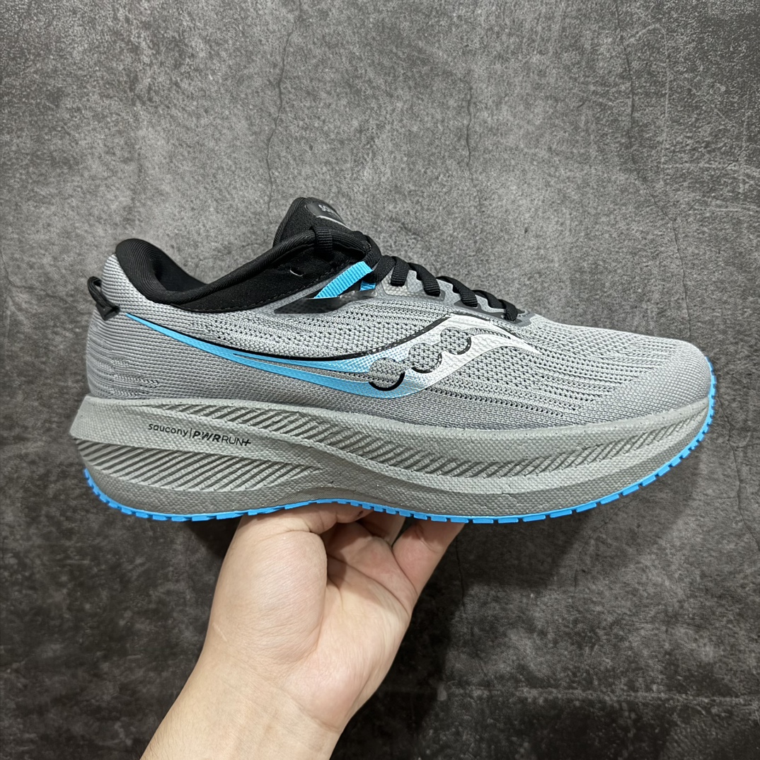 【纯原版】Saucony Triumph 21 索康尼 胜利21系列 低帮 系带减震耐磨透气低邦马拉松跑步鞋n从胜利走向胜利，世界四大慢跑鞋之一！世界四大慢跑鞋之一，来自美国拥有120多年历史的Saucony（索康尼），本次体验的胜利TRIUMPH 21属于其产品矩阵中的旗舰缓震类。公认为全球唯一的能够同时提供缓震和稳定功能的PWRRUN+中底技术系统，重新调教的加厚脚感更舒适，回弹更出色。前后掌坡差增到10mm，有效缓解落地时冲击力，适合入门新手和大体重跑者。胜利TRIUMPH 20采用PWRRUN+材质中底，前后掌坡差增到10mm，对各种跑步人群都很友好。胜利TRIUMPH 21的脚感号称跑者头等舱并非浪得虚名，不同于其他竞品一味追求的踩屎感，这是一种很有韧性的弹，很有包裹感，安全感的，让人放心的舒适的弹性 尺码：36-45带半码 编码：AC280300-莆田鞋批发中心