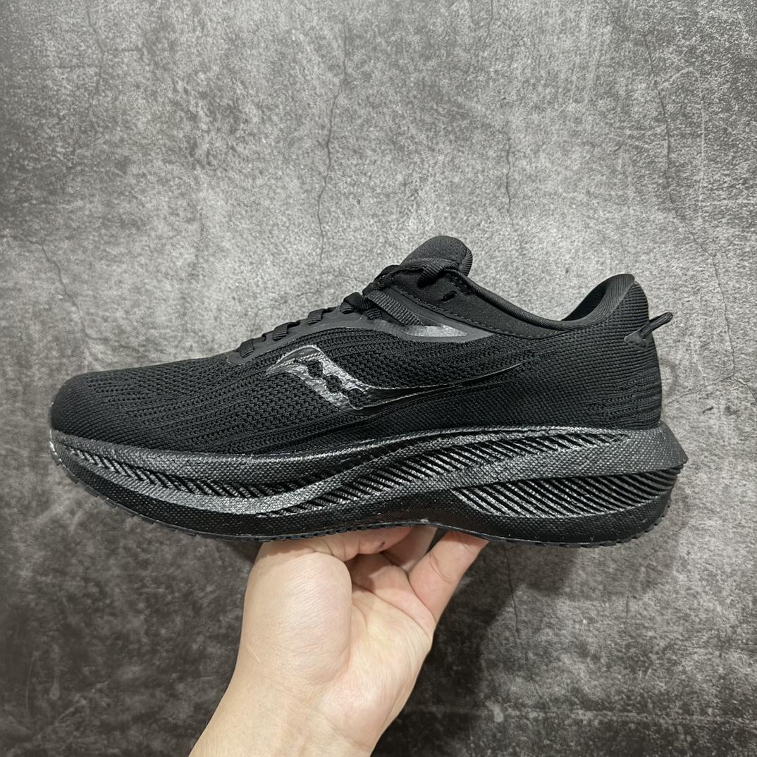 图片[2]-【纯原版】Saucony Triumph 21 索康尼 胜利21系列 低帮 系带减震耐磨透气低邦马拉松跑步鞋n从胜利走向胜利，世界四大慢跑鞋之一！世界四大慢跑鞋之一，来自美国拥有120多年历史的Saucony（索康尼），本次体验的胜利TRIUMPH 21属于其产品矩阵中的旗舰缓震类。公认为全球唯一的能够同时提供缓震和稳定功能的PWRRUN+中底技术系统，重新调教的加厚脚感更舒适，回弹更出色。前后掌坡差增到10mm，有效缓解落地时冲击力，适合入门新手和大体重跑者。胜利TRIUMPH 20采用PWRRUN+材质中底，前后掌坡差增到10mm，对各种跑步人群都很友好。胜利TRIUMPH 21的脚感号称跑者头等舱并非浪得虚名，不同于其他竞品一味追求的踩屎感，这是一种很有韧性的弹，很有包裹感，安全感的，让人放心的舒适的弹性 尺码：36-45带半码 编码：AC280300-莆田鞋批发中心