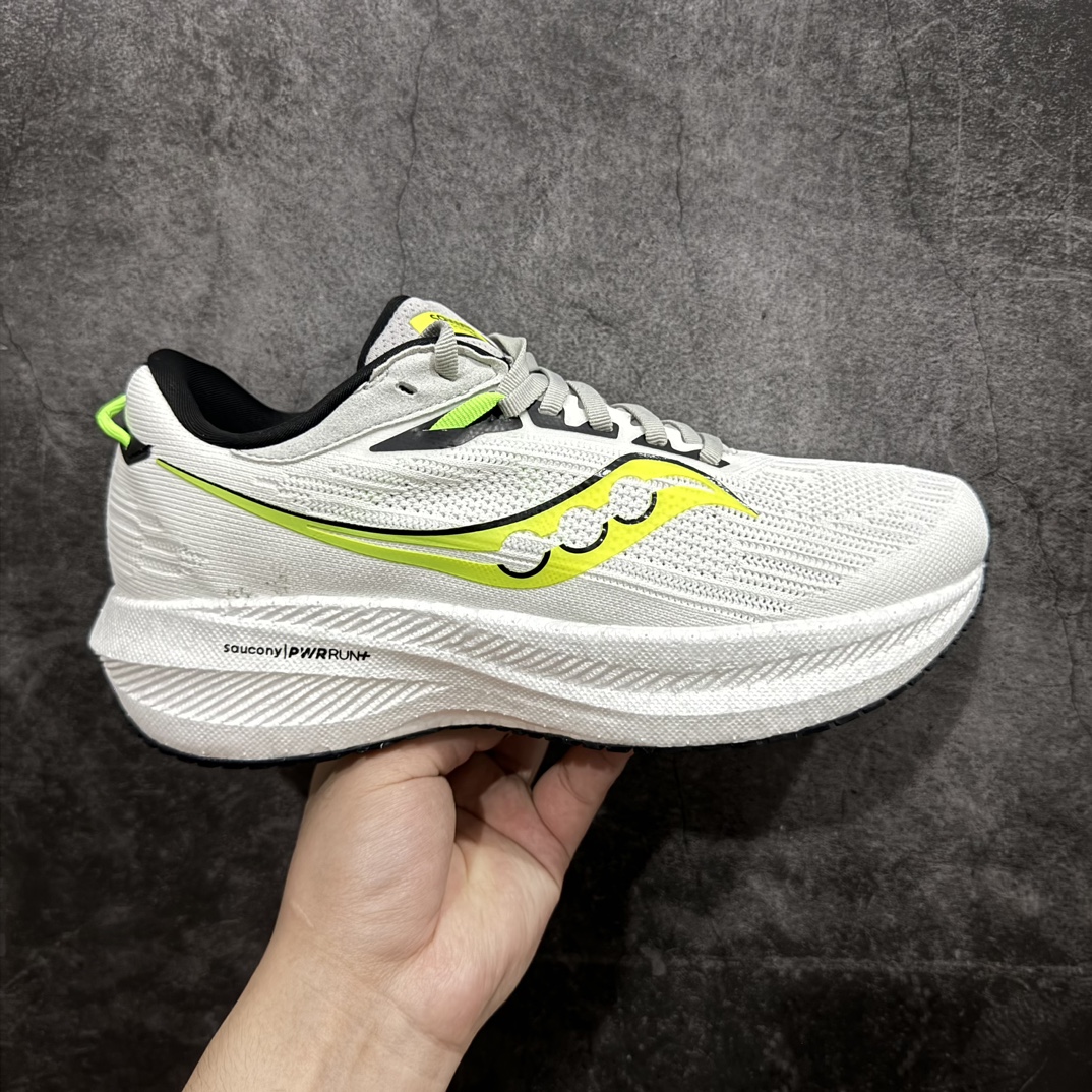 【纯原版】Saucony Triumph 21 索康尼 胜利21系列 低帮 系带减震耐磨透气低邦马拉松跑步鞋n从胜利走向胜利，世界四大慢跑鞋之一！世界四大慢跑鞋之一，来自美国拥有120多年历史的Saucony（索康尼），本次体验的胜利TRIUMPH 21属于其产品矩阵中的旗舰缓震类。公认为全球唯一的能够同时提供缓震和稳定功能的PWRRUN+中底技术系统，重新调教的加厚脚感更舒适，回弹更出色。前后掌坡差增到10mm，有效缓解落地时冲击力，适合入门新手和大体重跑者。胜利TRIUMPH 20采用PWRRUN+材质中底，前后掌坡差增到10mm，对各种跑步人群都很友好。胜利TRIUMPH 21的脚感号称跑者头等舱并非浪得虚名，不同于其他竞品一味追求的踩屎感，这是一种很有韧性的弹，很有包裹感，安全感的，让人放心的舒适的弹性 尺码：36-45带半码 编码：AC280300-莆田鞋批发中心