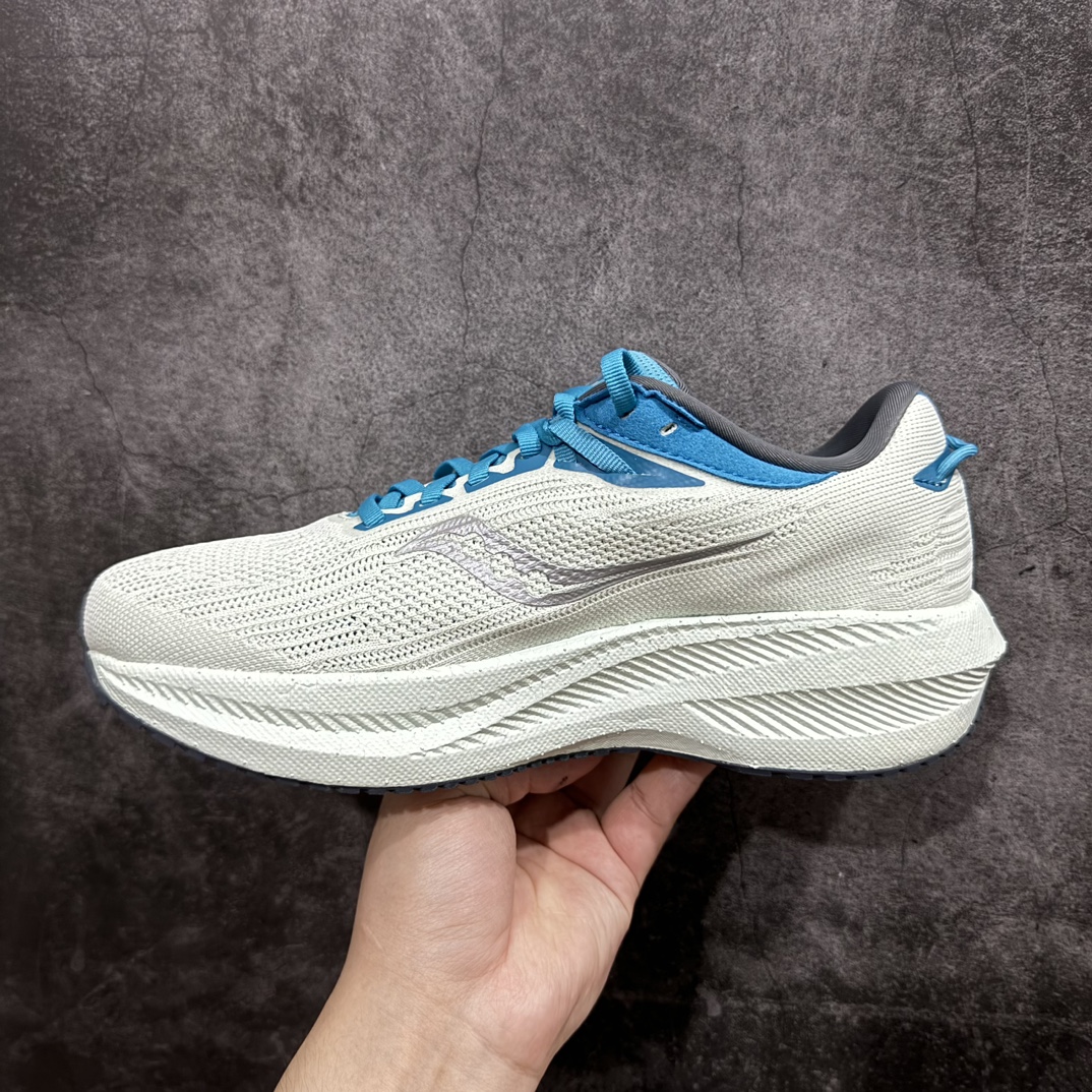 图片[2]-【纯原版】Saucony Triumph 21 索康尼 胜利21系列 低帮 系带减震耐磨透气低邦马拉松跑步鞋n从胜利走向胜利，世界四大慢跑鞋之一！世界四大慢跑鞋之一，来自美国拥有120多年历史的Saucony（索康尼），本次体验的胜利TRIUMPH 21属于其产品矩阵中的旗舰缓震类。公认为全球唯一的能够同时提供缓震和稳定功能的PWRRUN+中底技术系统，重新调教的加厚脚感更舒适，回弹更出色。前后掌坡差增到10mm，有效缓解落地时冲击力，适合入门新手和大体重跑者。胜利TRIUMPH 20采用PWRRUN+材质中底，前后掌坡差增到10mm，对各种跑步人群都很友好。胜利TRIUMPH 21的脚感号称跑者头等舱并非浪得虚名，不同于其他竞品一味追求的踩屎感，这是一种很有韧性的弹，很有包裹感，安全感的，让人放心的舒适的弹性 尺码：36-45带半码 编码：AC280300-莆田鞋批发中心