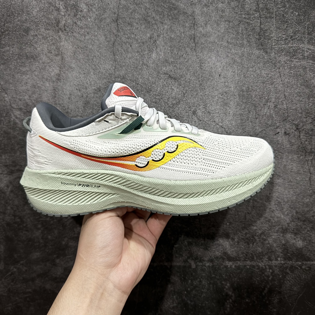 【纯原版】Saucony Triumph 21 索康尼 胜利21系列 低帮 系带减震耐磨透气低邦马拉松跑步鞋n从胜利走向胜利，世界四大慢跑鞋之一！世界四大慢跑鞋之一，来自美国拥有120多年历史的Saucony（索康尼），本次体验的胜利TRIUMPH 21属于其产品矩阵中的旗舰缓震类。公认为全球唯一的能够同时提供缓震和稳定功能的PWRRUN+中底技术系统，重新调教的加厚脚感更舒适，回弹更出色。前后掌坡差增到10mm，有效缓解落地时冲击力，适合入门新手和大体重跑者。胜利TRIUMPH 20采用PWRRUN+材质中底，前后掌坡差增到10mm，对各种跑步人群都很友好。胜利TRIUMPH 21的脚感号称跑者头等舱并非浪得虚名，不同于其他竞品一味追求的踩屎感，这是一种很有韧性的弹，很有包裹感，安全感的，让人放心的舒适的弹性 尺码：36-45带半码 编码：AC280300-莆田鞋批发中心