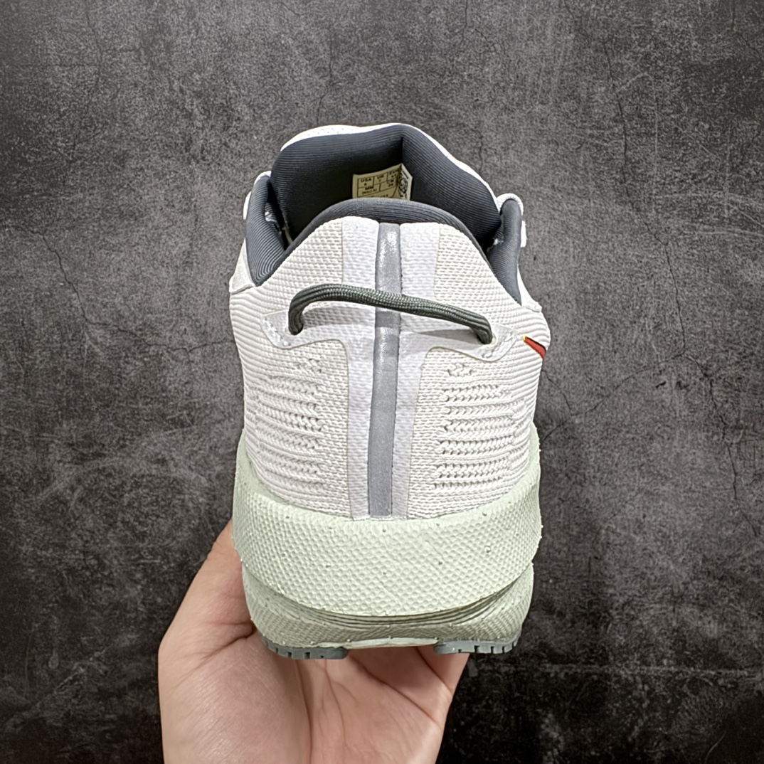 图片[4]-【纯原版】Saucony Triumph 21 索康尼 胜利21系列 低帮 系带减震耐磨透气低邦马拉松跑步鞋n从胜利走向胜利，世界四大慢跑鞋之一！世界四大慢跑鞋之一，来自美国拥有120多年历史的Saucony（索康尼），本次体验的胜利TRIUMPH 21属于其产品矩阵中的旗舰缓震类。公认为全球唯一的能够同时提供缓震和稳定功能的PWRRUN+中底技术系统，重新调教的加厚脚感更舒适，回弹更出色。前后掌坡差增到10mm，有效缓解落地时冲击力，适合入门新手和大体重跑者。胜利TRIUMPH 20采用PWRRUN+材质中底，前后掌坡差增到10mm，对各种跑步人群都很友好。胜利TRIUMPH 21的脚感号称跑者头等舱并非浪得虚名，不同于其他竞品一味追求的踩屎感，这是一种很有韧性的弹，很有包裹感，安全感的，让人放心的舒适的弹性 尺码：36-45带半码 编码：AC280300-莆田鞋批发中心