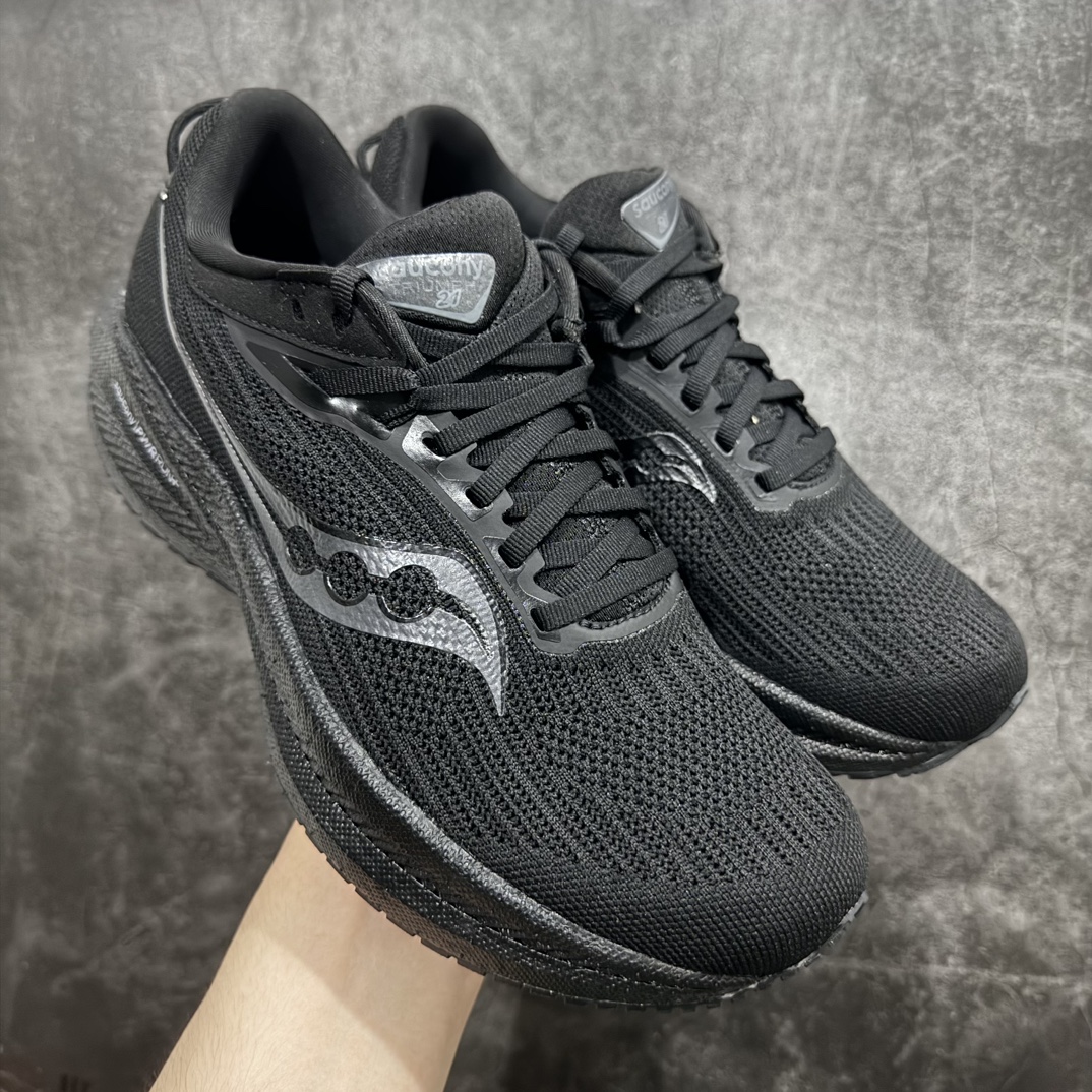 图片[5]-【纯原版】Saucony Triumph 21 索康尼 胜利21系列 低帮 系带减震耐磨透气低邦马拉松跑步鞋n从胜利走向胜利，世界四大慢跑鞋之一！世界四大慢跑鞋之一，来自美国拥有120多年历史的Saucony（索康尼），本次体验的胜利TRIUMPH 21属于其产品矩阵中的旗舰缓震类。公认为全球唯一的能够同时提供缓震和稳定功能的PWRRUN+中底技术系统，重新调教的加厚脚感更舒适，回弹更出色。前后掌坡差增到10mm，有效缓解落地时冲击力，适合入门新手和大体重跑者。胜利TRIUMPH 20采用PWRRUN+材质中底，前后掌坡差增到10mm，对各种跑步人群都很友好。胜利TRIUMPH 21的脚感号称跑者头等舱并非浪得虚名，不同于其他竞品一味追求的踩屎感，这是一种很有韧性的弹，很有包裹感，安全感的，让人放心的舒适的弹性 尺码：36-45带半码 编码：AC280300-鞋库