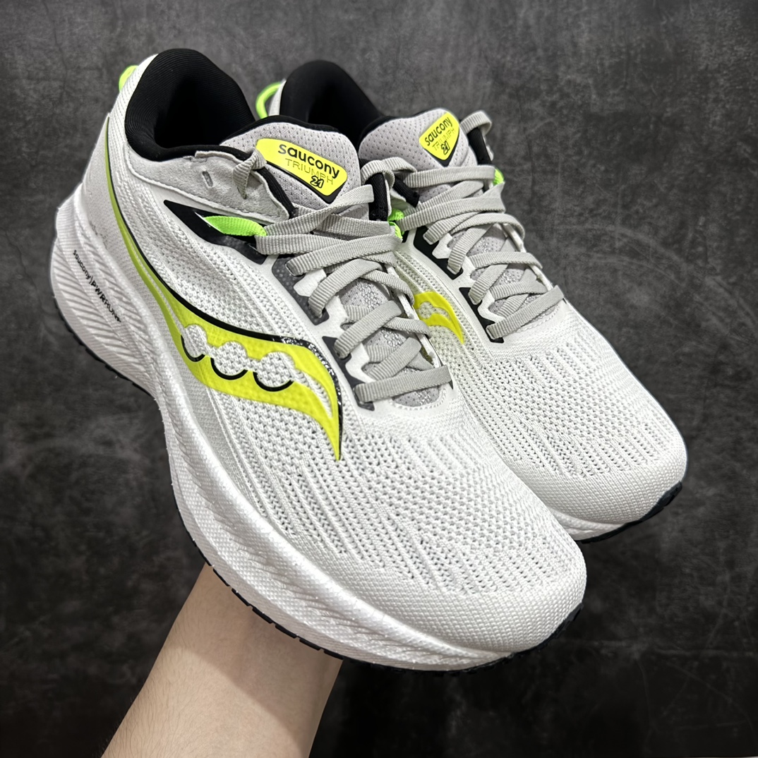 图片[4]-【纯原版】Saucony Triumph 21 索康尼 胜利21系列 低帮 系带减震耐磨透气低邦马拉松跑步鞋n从胜利走向胜利，世界四大慢跑鞋之一！世界四大慢跑鞋之一，来自美国拥有120多年历史的Saucony（索康尼），本次体验的胜利TRIUMPH 21属于其产品矩阵中的旗舰缓震类。公认为全球唯一的能够同时提供缓震和稳定功能的PWRRUN+中底技术系统，重新调教的加厚脚感更舒适，回弹更出色。前后掌坡差增到10mm，有效缓解落地时冲击力，适合入门新手和大体重跑者。胜利TRIUMPH 20采用PWRRUN+材质中底，前后掌坡差增到10mm，对各种跑步人群都很友好。胜利TRIUMPH 21的脚感号称跑者头等舱并非浪得虚名，不同于其他竞品一味追求的踩屎感，这是一种很有韧性的弹，很有包裹感，安全感的，让人放心的舒适的弹性 尺码：36-45带半码 编码：AC280300-鞋库