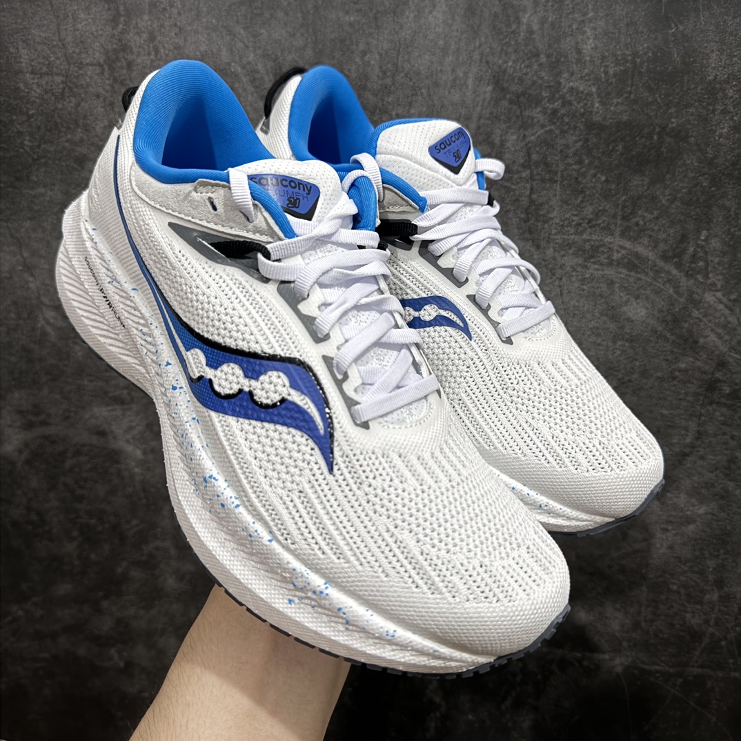 图片[2]-【纯原版】Saucony Triumph 21 索康尼 胜利21系列 低帮 系带减震耐磨透气低邦马拉松跑步鞋n从胜利走向胜利，世界四大慢跑鞋之一！世界四大慢跑鞋之一，来自美国拥有120多年历史的Saucony（索康尼），本次体验的胜利TRIUMPH 21属于其产品矩阵中的旗舰缓震类。公认为全球唯一的能够同时提供缓震和稳定功能的PWRRUN+中底技术系统，重新调教的加厚脚感更舒适，回弹更出色。前后掌坡差增到10mm，有效缓解落地时冲击力，适合入门新手和大体重跑者。胜利TRIUMPH 20采用PWRRUN+材质中底，前后掌坡差增到10mm，对各种跑步人群都很友好。胜利TRIUMPH 21的脚感号称跑者头等舱并非浪得虚名，不同于其他竞品一味追求的踩屎感，这是一种很有韧性的弹，很有包裹感，安全感的，让人放心的舒适的弹性 尺码：36-45带半码 编码：AC280300-鞋库