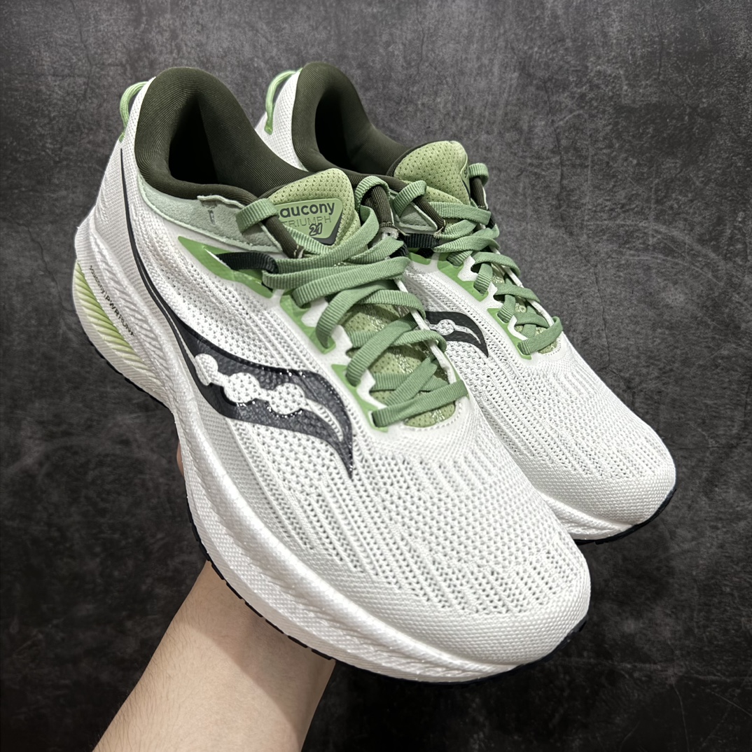 图片[7]-【纯原版】Saucony Triumph 21 索康尼 胜利21系列 低帮 系带减震耐磨透气低邦马拉松跑步鞋n从胜利走向胜利，世界四大慢跑鞋之一！世界四大慢跑鞋之一，来自美国拥有120多年历史的Saucony（索康尼），本次体验的胜利TRIUMPH 21属于其产品矩阵中的旗舰缓震类。公认为全球唯一的能够同时提供缓震和稳定功能的PWRRUN+中底技术系统，重新调教的加厚脚感更舒适，回弹更出色。前后掌坡差增到10mm，有效缓解落地时冲击力，适合入门新手和大体重跑者。胜利TRIUMPH 20采用PWRRUN+材质中底，前后掌坡差增到10mm，对各种跑步人群都很友好。胜利TRIUMPH 21的脚感号称跑者头等舱并非浪得虚名，不同于其他竞品一味追求的踩屎感，这是一种很有韧性的弹，很有包裹感，安全感的，让人放心的舒适的弹性 尺码：36-45带半码 编码：AC280300-鞋库