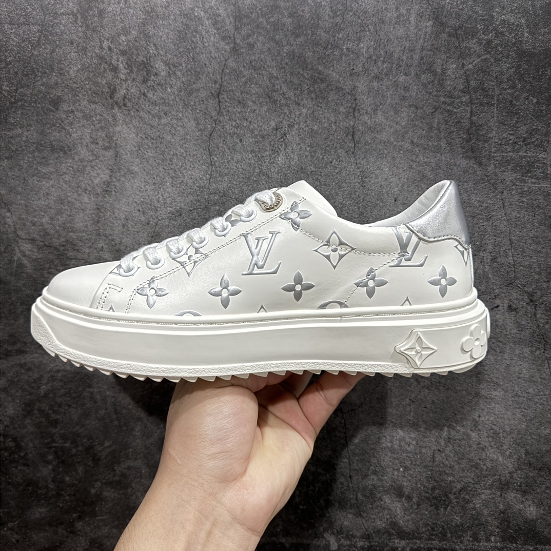 图片[2]-【纯原礼盒版】LV驴牌 Frontrow Sneaker /LV 五角星 小白鞋 运动鞋n原版购入开发 做货 本款 Time Out 运动鞋以撞色明线点缀 Monogram 压纹牛皮革。LV 字母和 Monogram 花卉挂饰系挂于鞋带搭扣之上。搭配后部 Monogram 帆布饰边与加厚橡胶外底。n配送专柜精美包装n▪️面料:   原版进口高密度帆布材质n▪️内里：原版定制柔软羊皮n▪️鞋底：原版开模TPU防滑大底 ▪️底厚：4CMn▪️Size:   35-39 编码：HH400430-鞋库